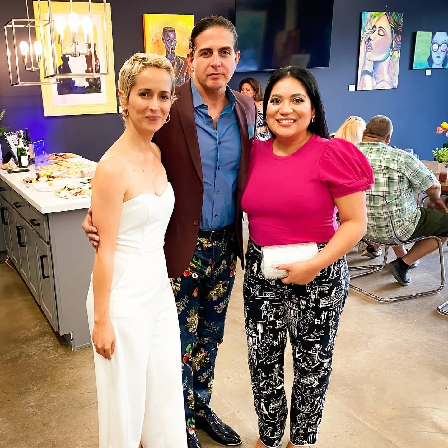 &iexcl;El evento de ayer con @thewowgallery fue un &eacute;xito!

Muchas gracias a todas las personas que nos apoyan ya las artistas talentosas que nos inspiran 💜💚💜💚
.
.
@beviamoartisanwines 
@central_market 
@andreagomeznews 
@steeldoorrealty 

