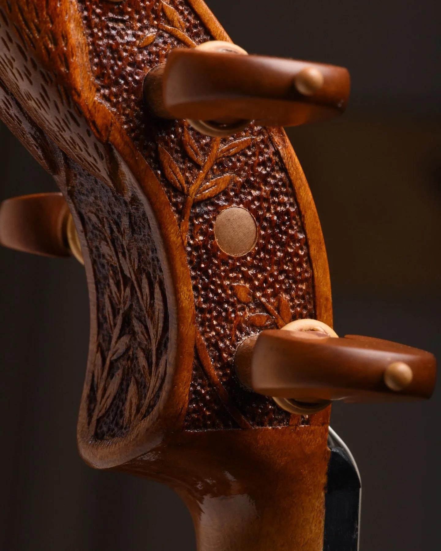 My Lyddie Shears inspired violin is finished! 

I first heard the story of Lyddie Shears through a song written by @rosiehoodfolk . This shapeshifting witch would take the form of a hare to dart across the countryside in an act of pure joy with her f