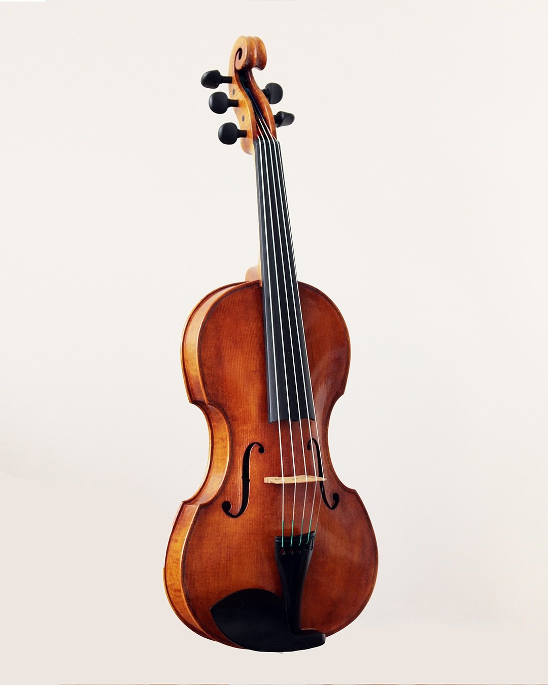 Last 5-string post for a bit - I promise 😉 I&rsquo;ve published a post about some of the making process for this on my blog, which includes a longer video of @rowanpiggott playing a couple of tunes on it! (link in bio). 

#5string #violin #fiddle #v