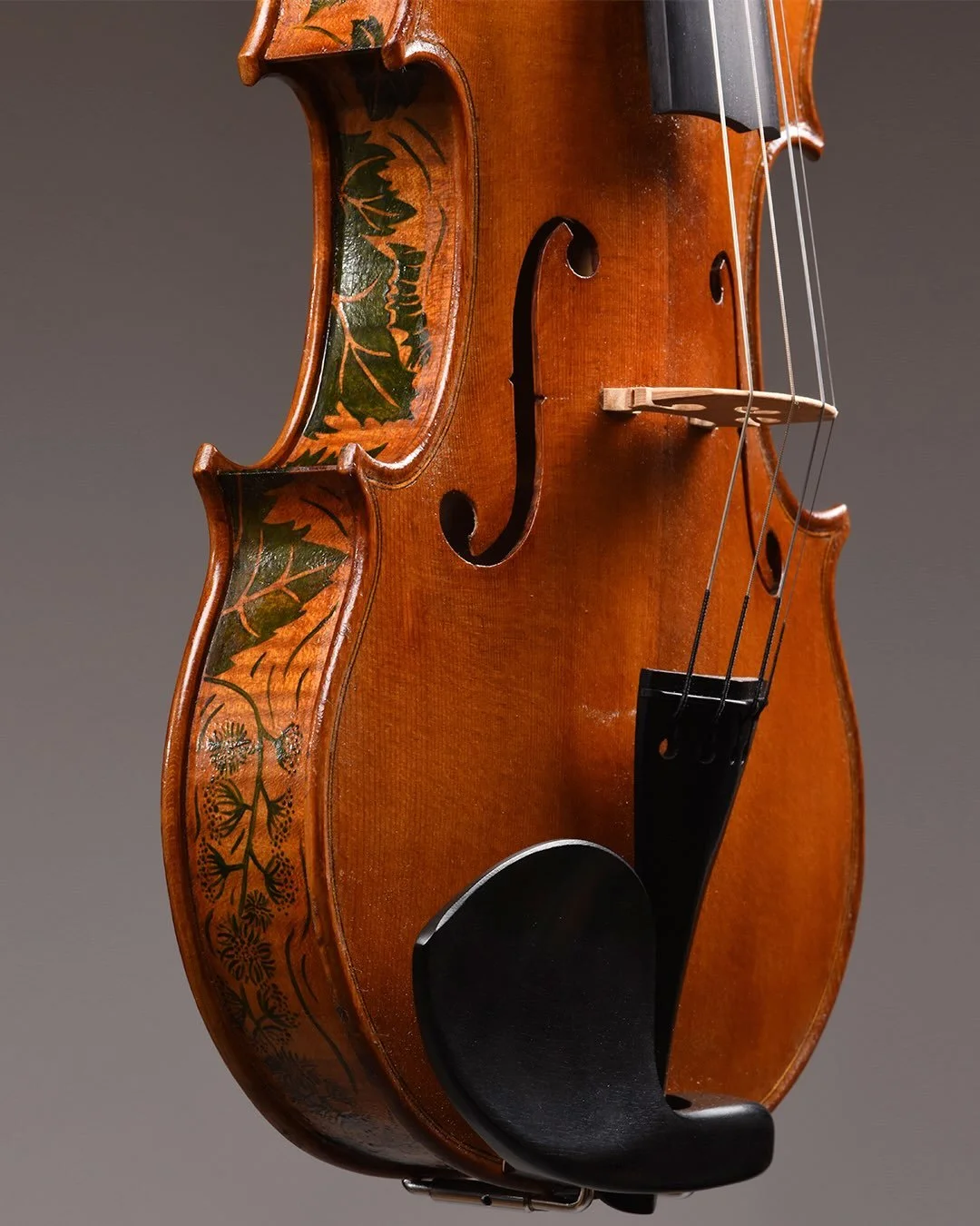For this collaboration with @emma_reith I wanted to create an instrument that honours the life that a tree has before it ever reaches the hands of a musician. The illustration circling the ribs tells the story of a seed as it emerges from the earth, 