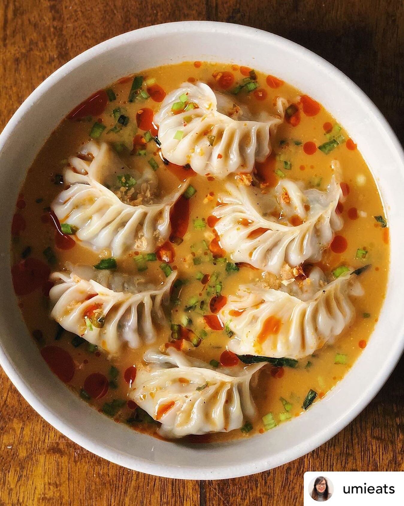 Absolutely in love with this jhal momo plating by @umieats. 

Posted @withregram &bull; @umieats Chicken Jhol Momos @bhanchhaghar at home with my homemade chili oil + fried garlic crisps. Take the 7 train to Roosevelt Av/Jackson Heights and get yours