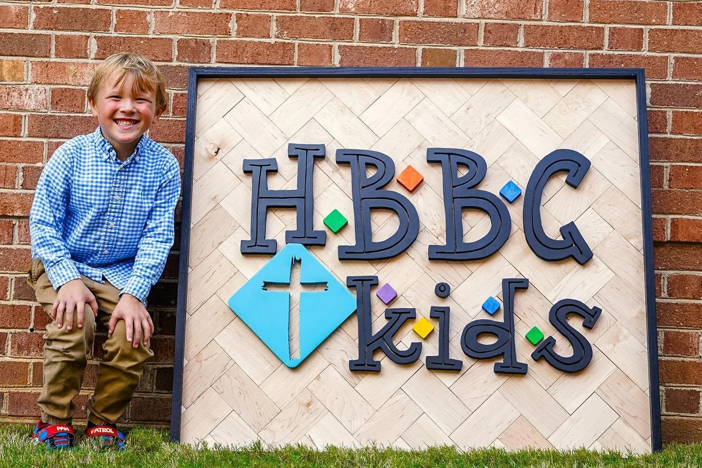 🩵We were so thrilled to have the opportunity to make a sign for @hbbckids🩵Follow along as we show you this sign go from raw lumber to a beautiful art piece. 
&bull;
We are currently open to commission pieces. Shark Studios Art can bring your vision