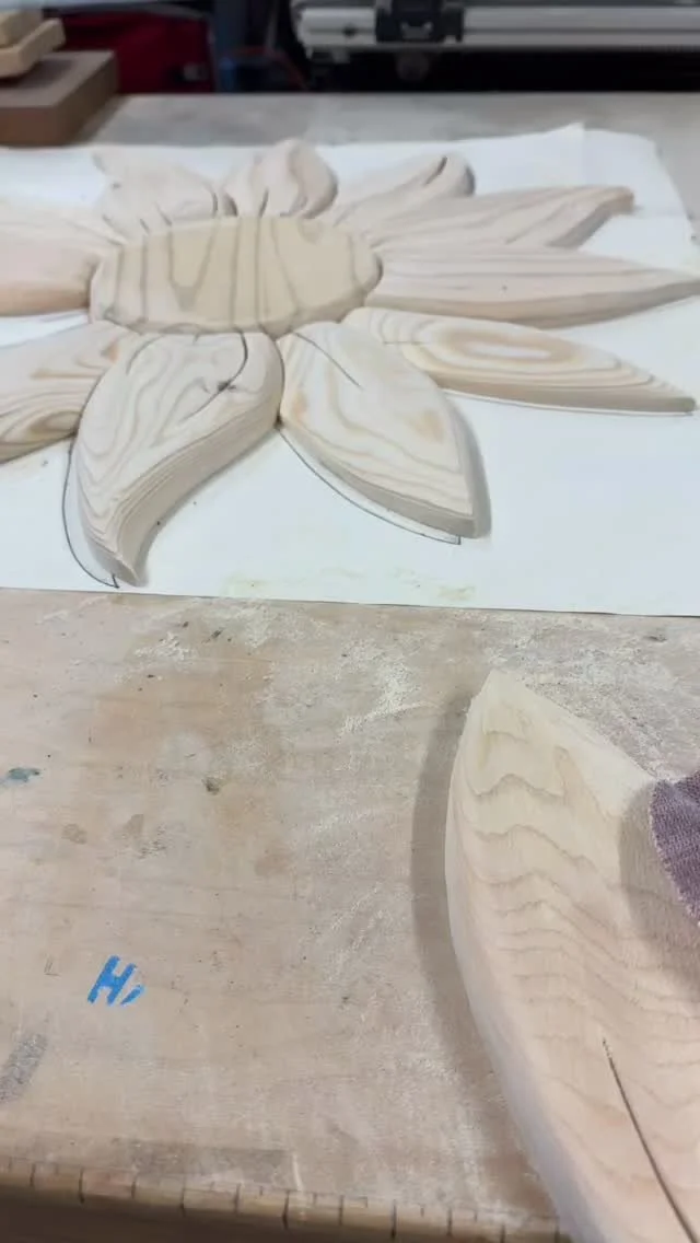 Sunflower progress pics.
#scrollsawartist #scrollsawart #scrollsawsunflower #scrollsaw #giftideas #sunflower #sharkstudiosart