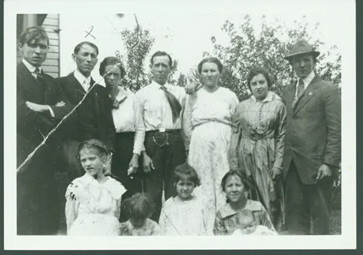 Oscar Conley Pickett with his family. Pickett is standing second from the left, marked with an X.