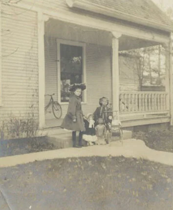 Helen (standing) and Elisabeth.