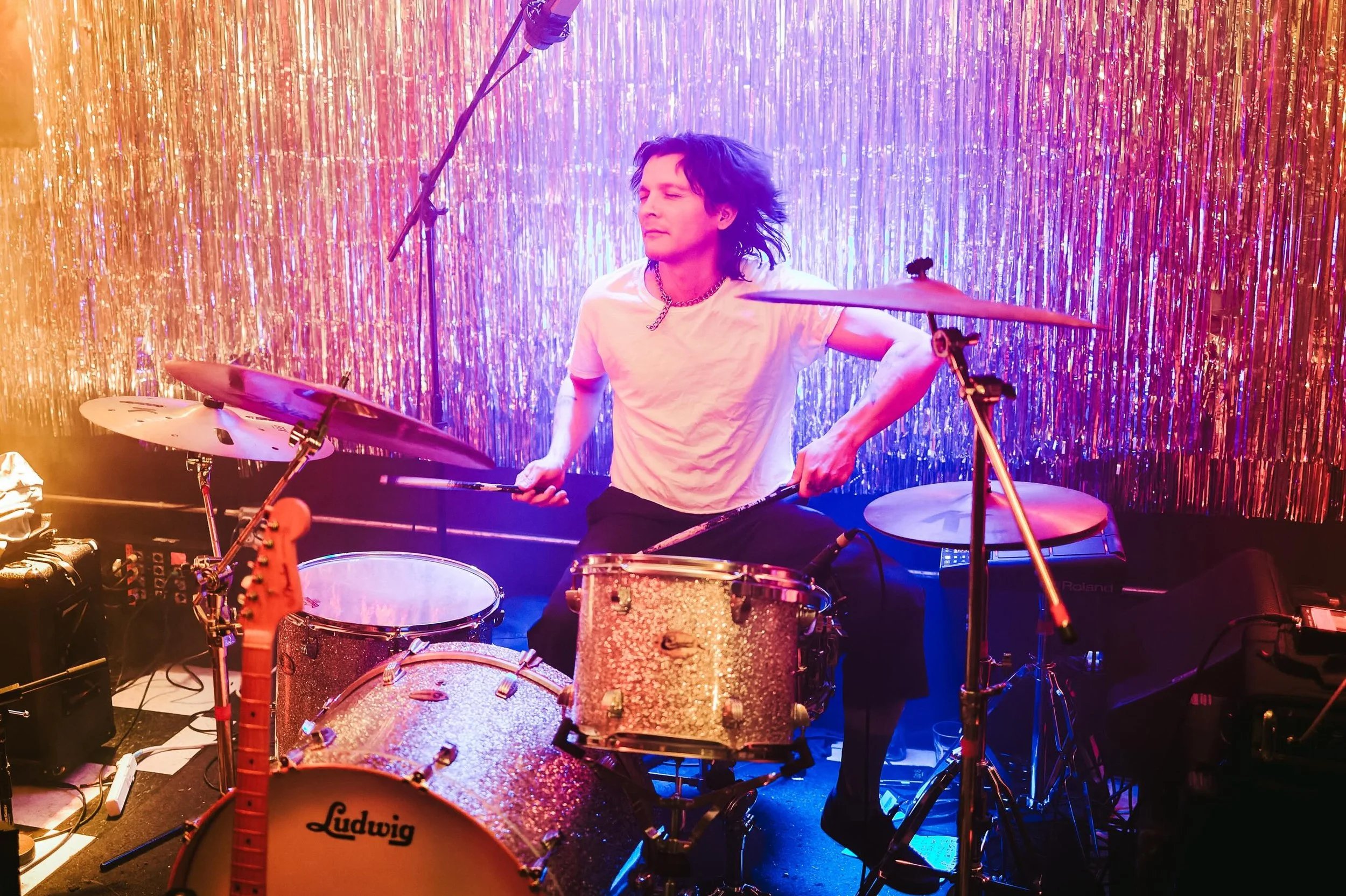 Go-Go-Gadget Buckets&rsquo; long weekend 🕹️⚙️ lots happening, don&rsquo;t miss out. 

RIGHT NOW - Stream our new single &lsquo;Wishing&rsquo; and bump it all weekend 🐎

TONIGHT (5/21) - Long Beach at @alexsbarlbc with @softpalmsmusic, @siamjem, and