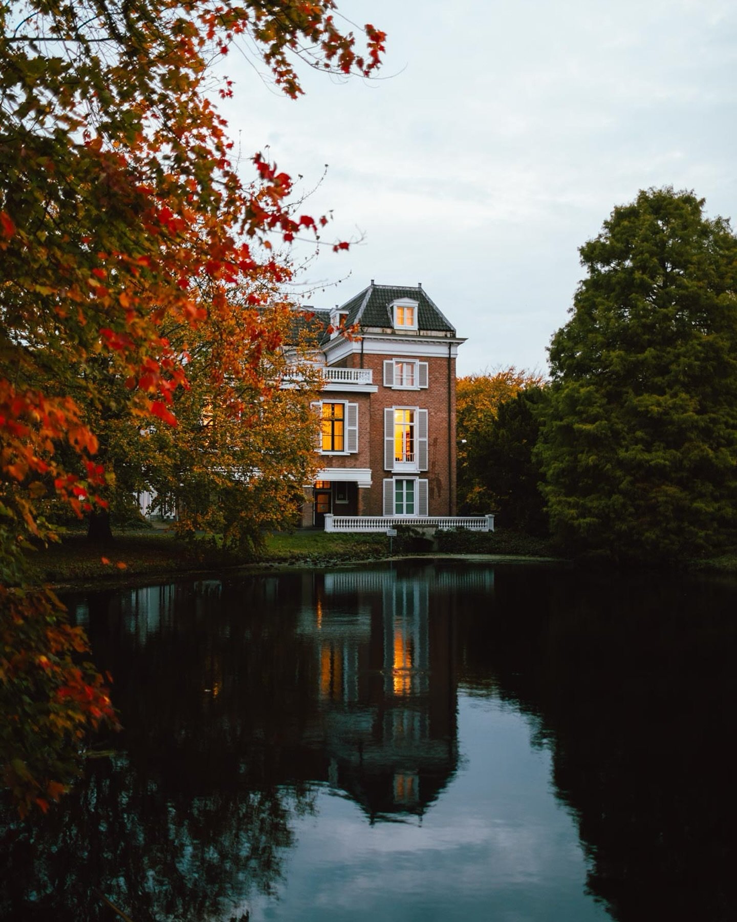 Autumn morning walk at park Clingendael, The Hague. Even on a cloudy morning, there&rsquo;s plenty of color this time of year. 🍁🍂
 
#thehaguephotowalks #thisisthehague #igersthehague #thisisthehague #visitnetherlands #thehague #denhaag #autumn #shu