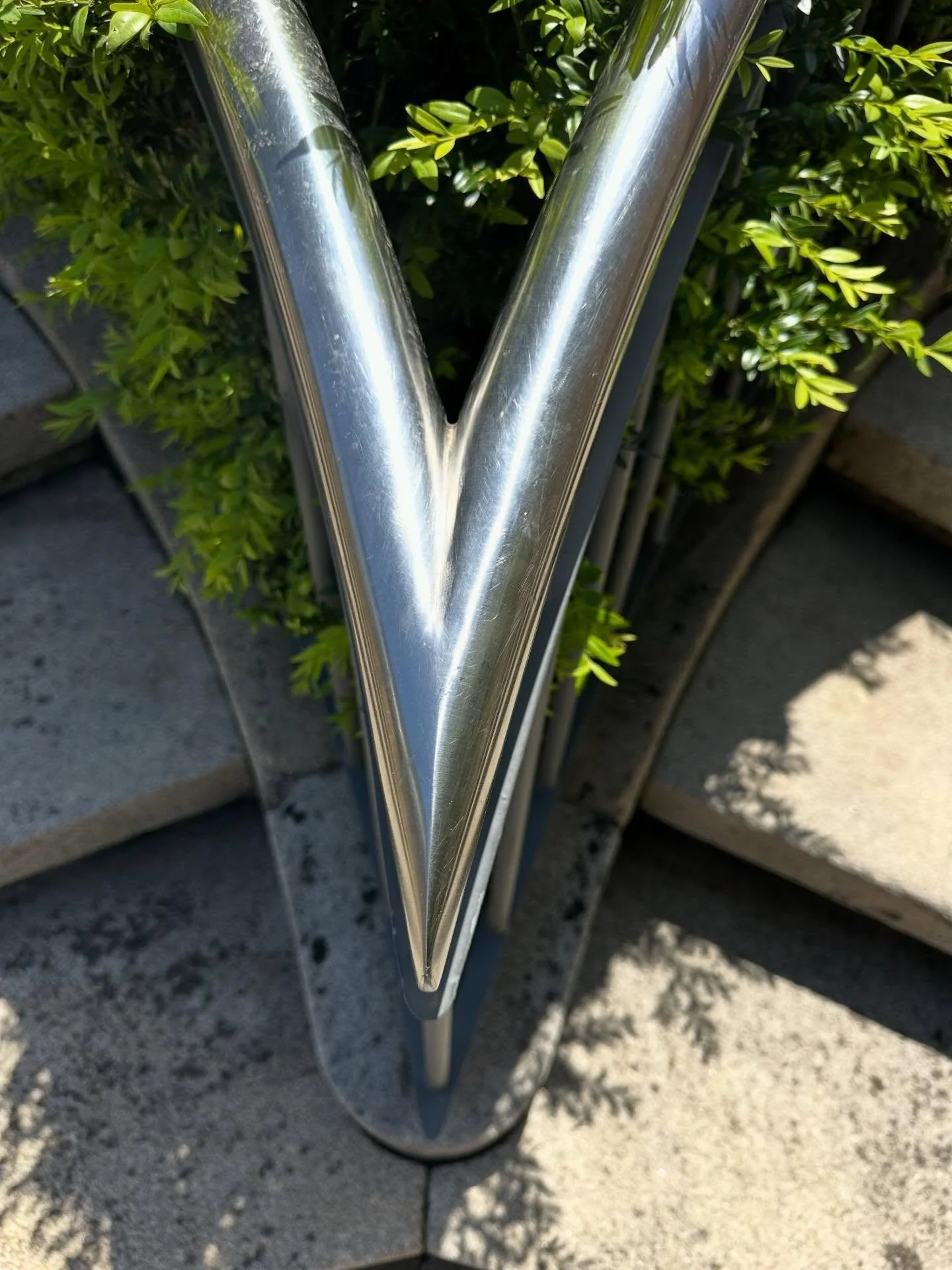 &ldquo;V&rdquo; Polished Stainless Steel 
AcuteJoint Design