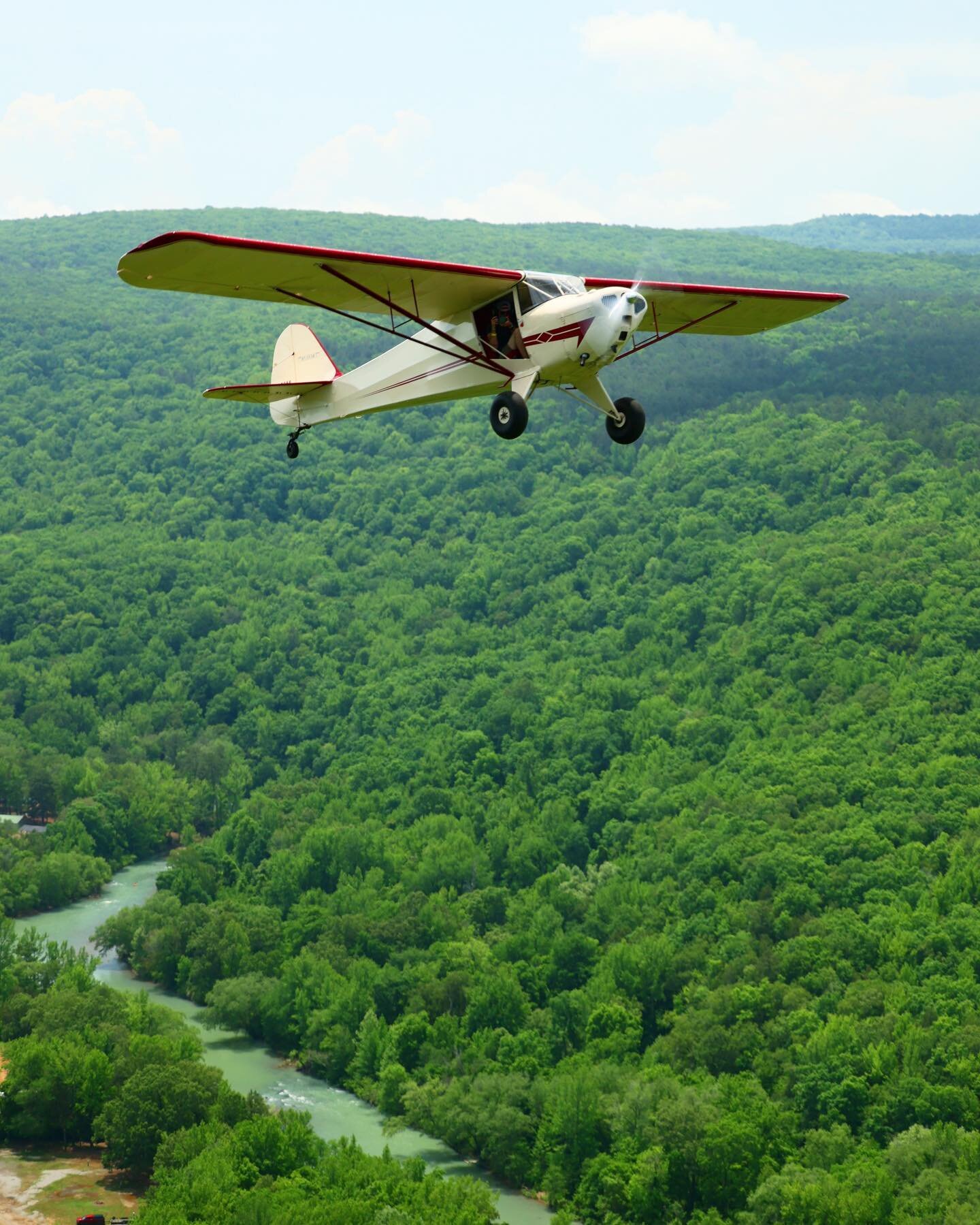 The unmatched beauty of the Ozarks here in Arkansas.  This beautiful picture was taken by @zakheald of the Mulberry river at @byrdsadventurecenter 

Pilot @kevinhopkins81 

@arkansas @only_in_arkansas #arkansas #aviation #airplane #aviation4u #tailwh