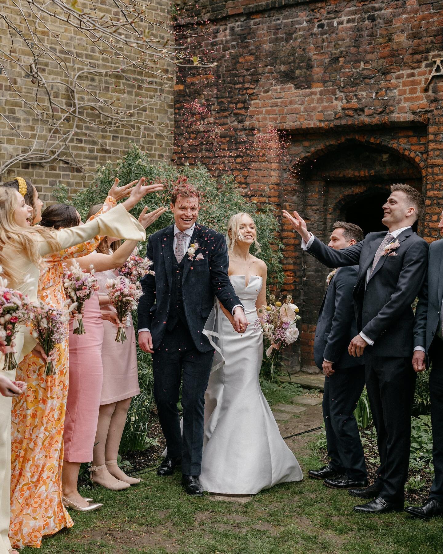 The very best day with B+H in London this weekend.

Venue @thecharterhouse_events @cafedumarche
Florist @chobhamflowers 
MUA @jazcrush.artistry
Dress @surreysewingstudio
Music @thetalentband