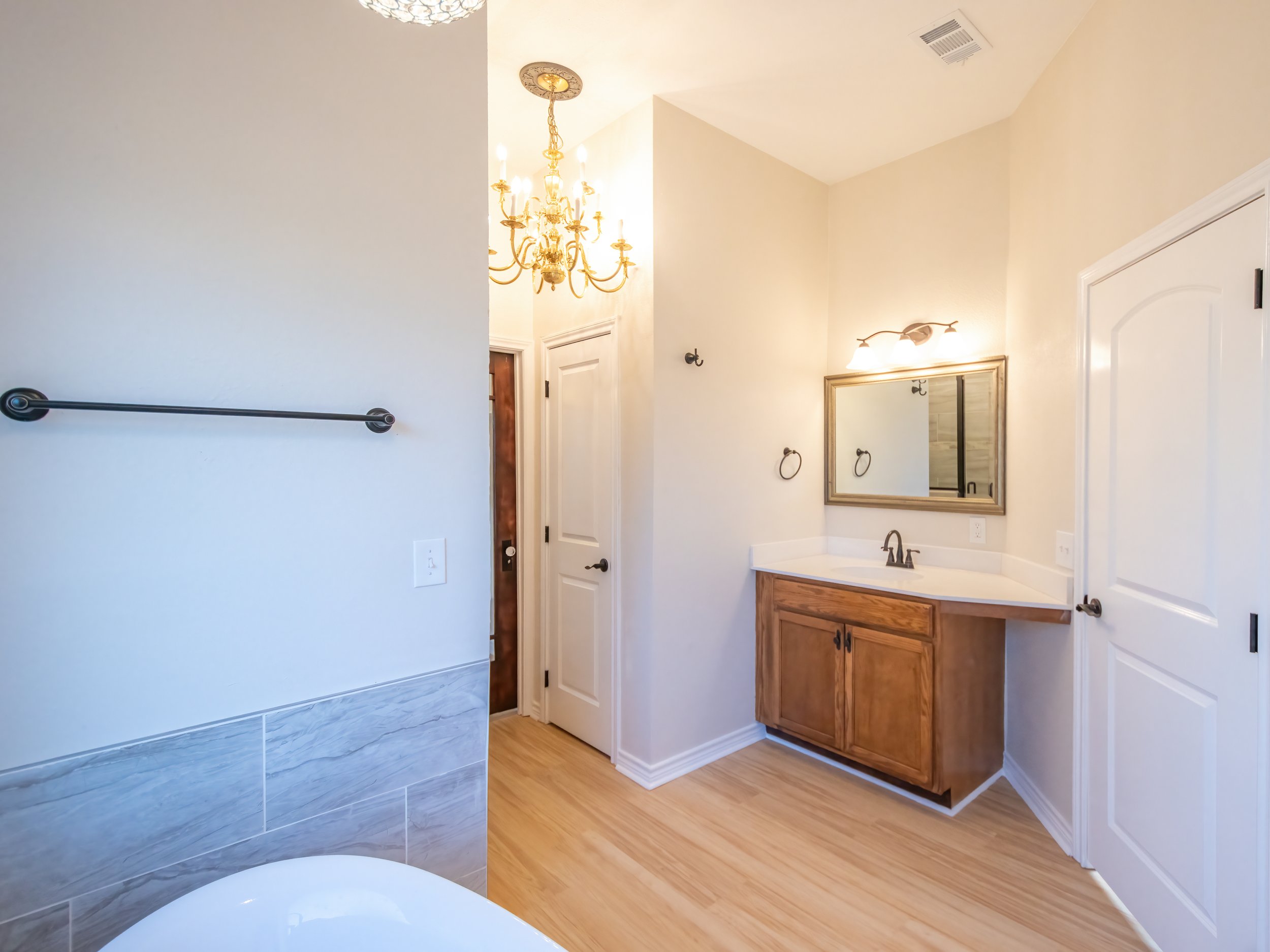 Master vanity & light.jpg