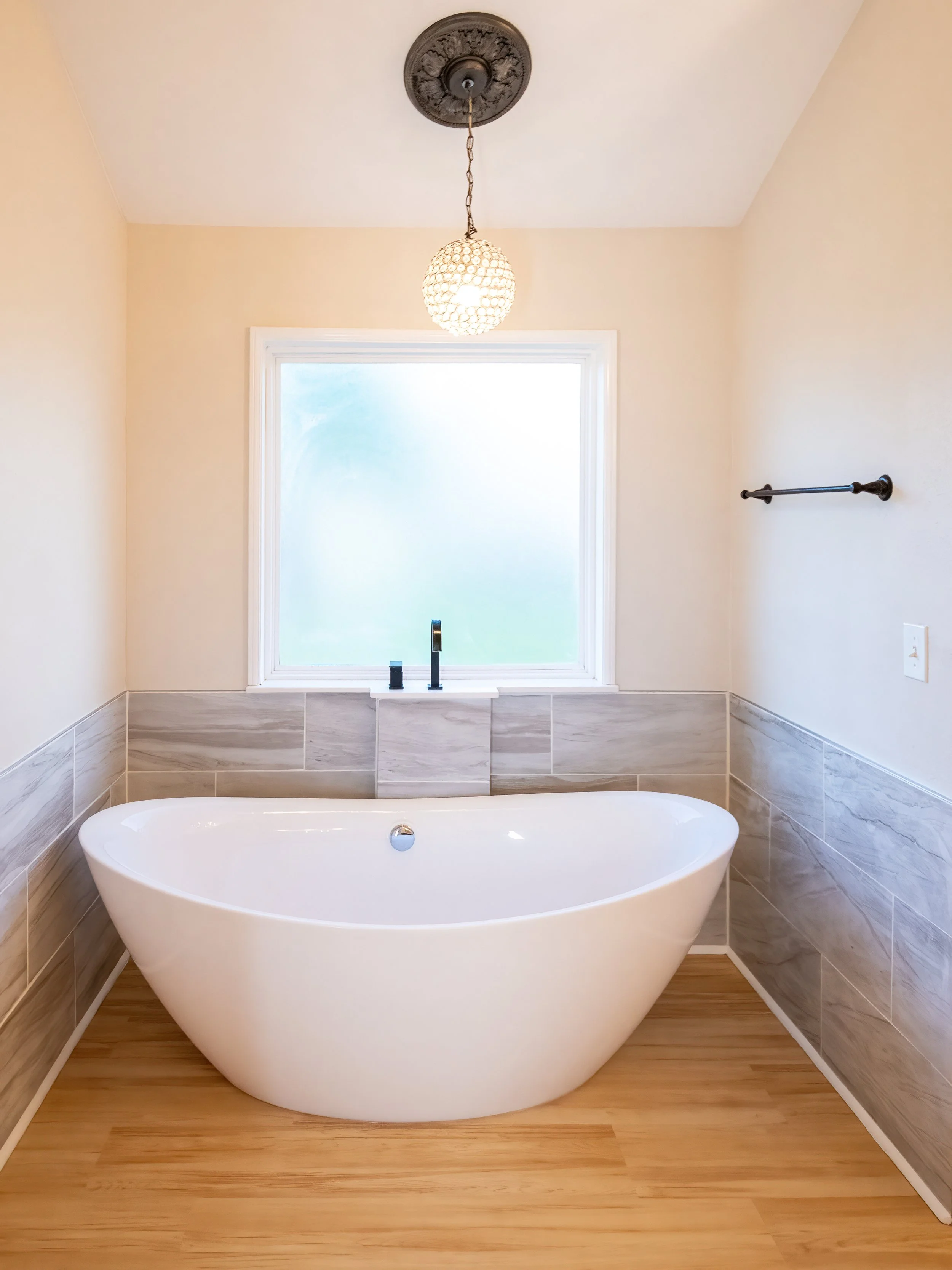 Master bath tub.jpg