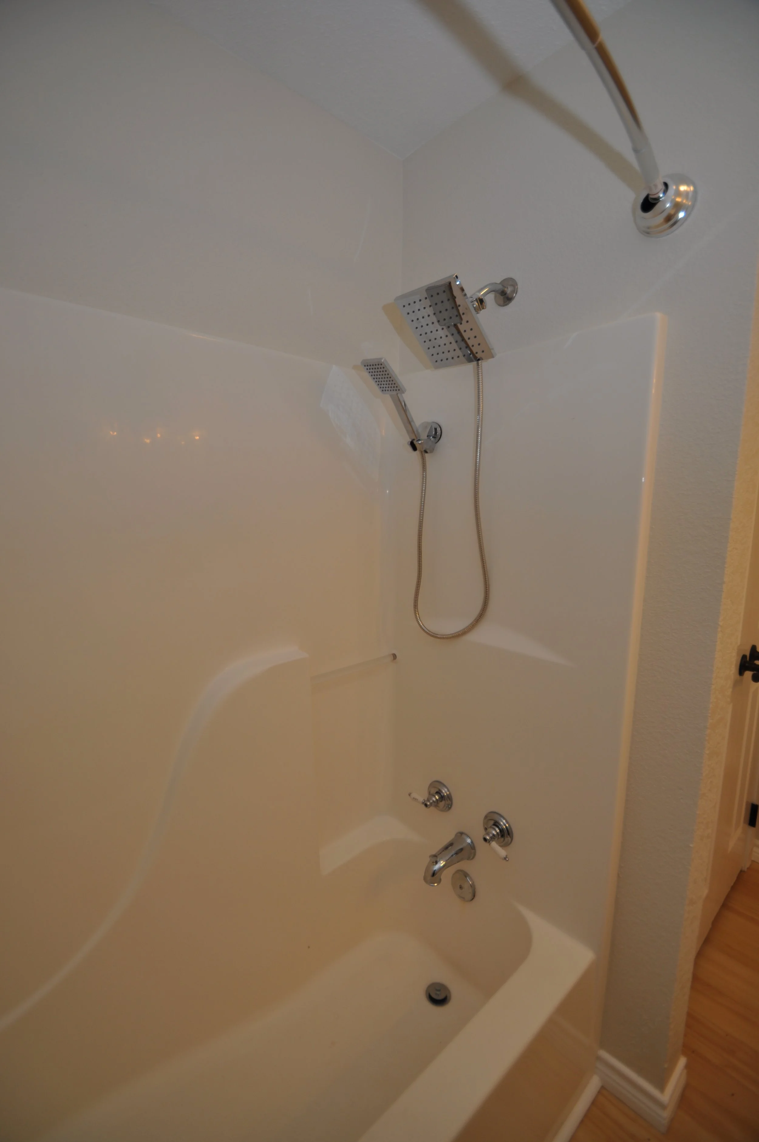 Hall/guest bathroom tub/shower with upscale fixtures