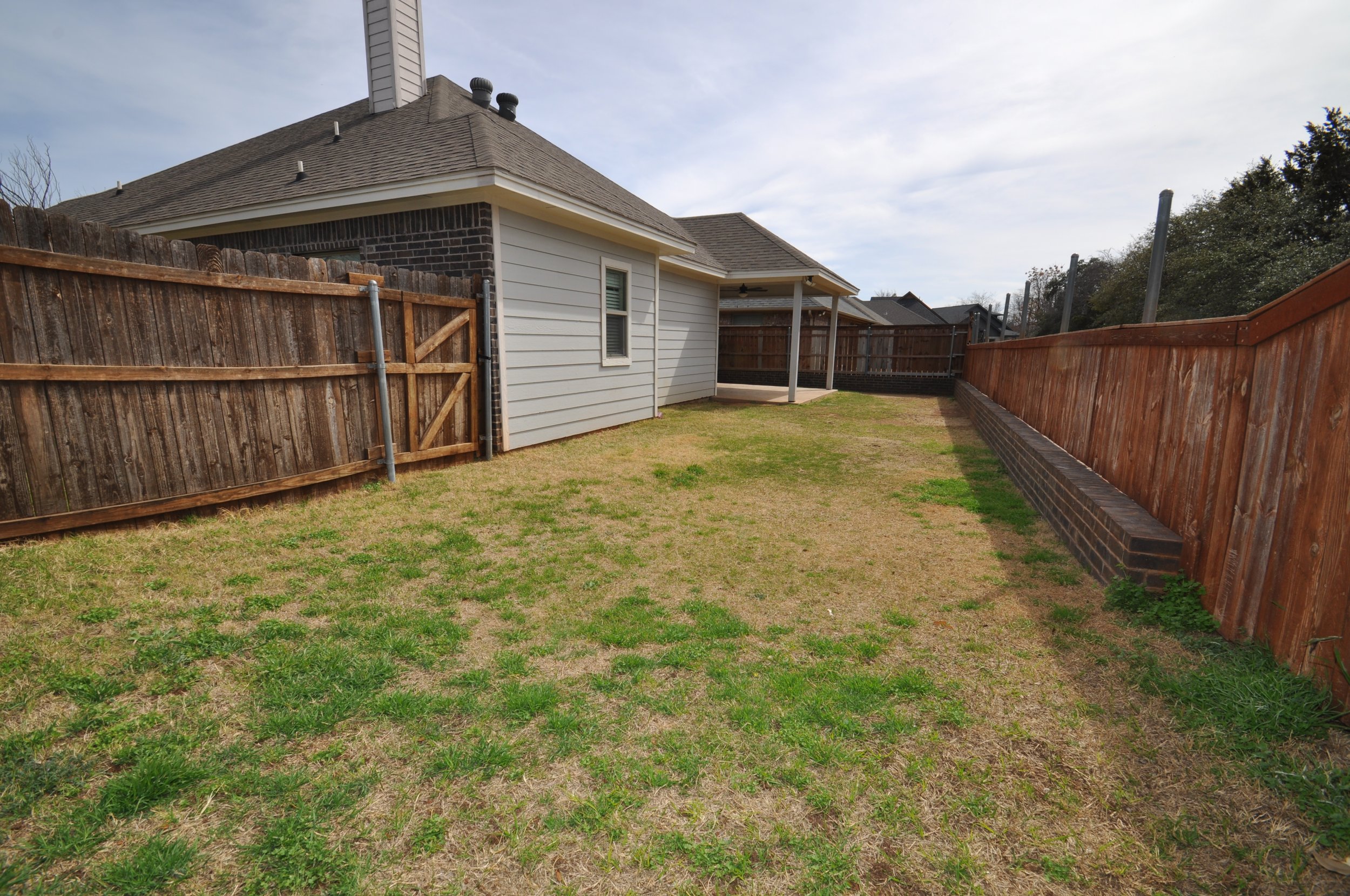 Lauren1413 yard from right-fence.JPG