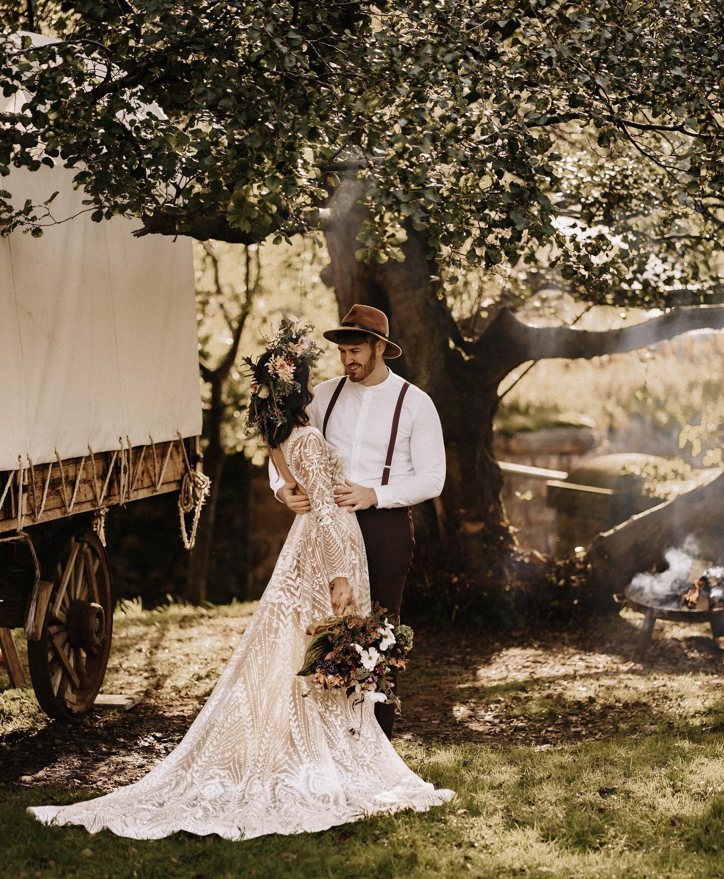 If you can look behind this beautiful couple...you&rsquo;ll see we have another addition to our accommodation options...&rdquo;the wagon&rdquo; is all kinds of perfect 🍂🧡 get in touch for more details. 

Photographer - @markbamforthphotography
Venu