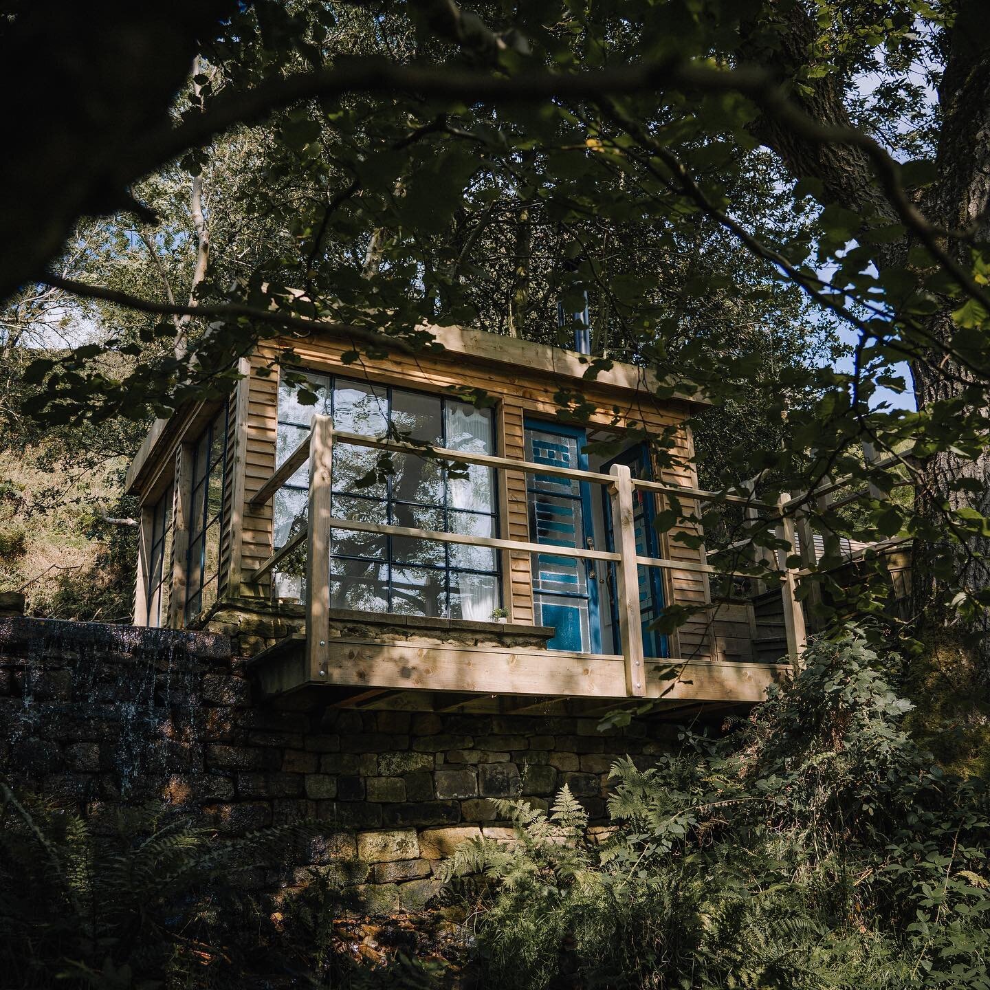 &ldquo;Falling water&rdquo; a little hidden Yorkshire cabin for the both of you 🤍 included in our wedding package...DM for details 
@glixphotography_weddings 

#weddingfood #styleinspo #weddingstyle #weddingstyling #newweddingvenue #rusticwedding #v