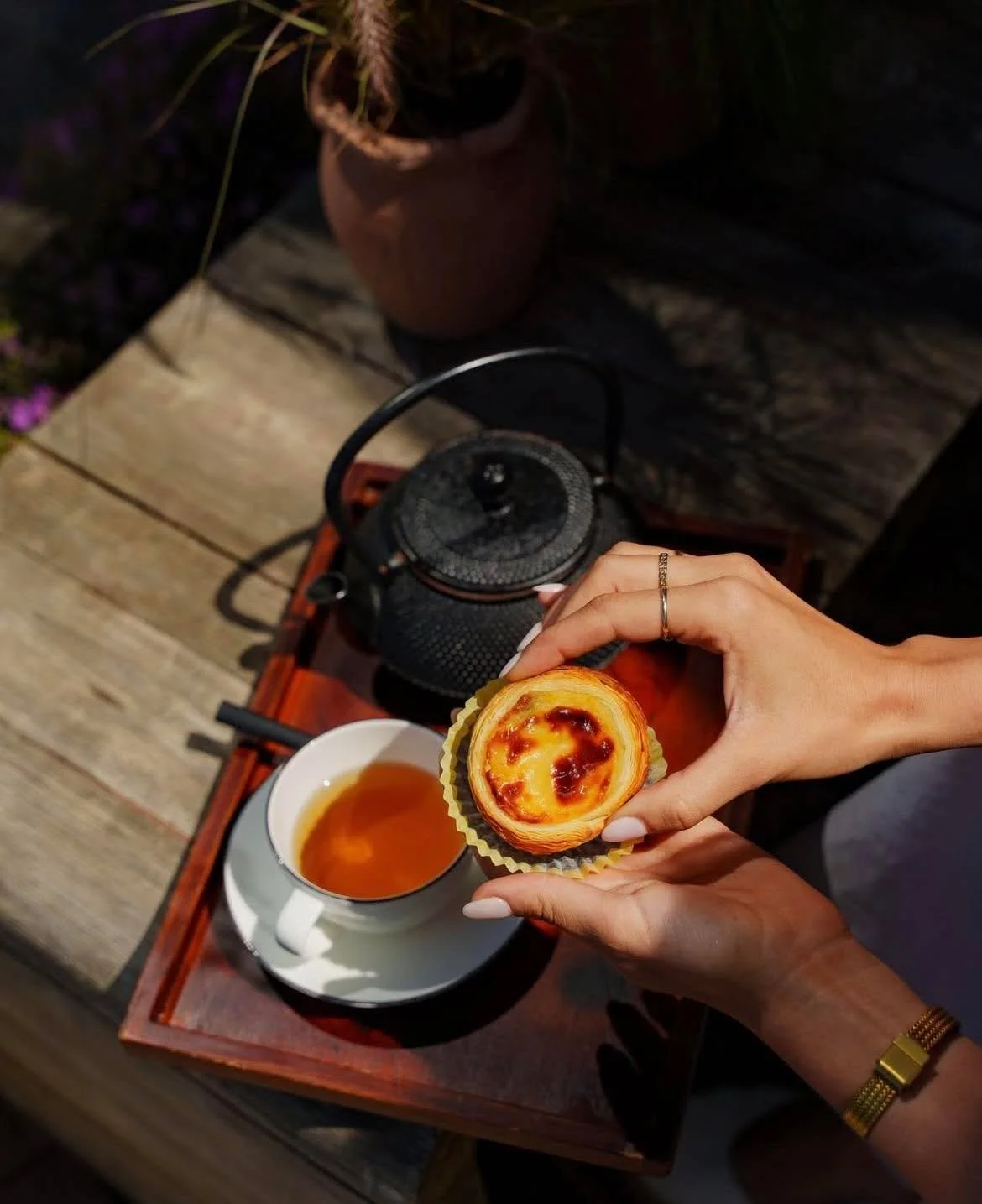 The perfect moment: tea, sunshine, and nata pura  Portuguese custard tart - crispy outside, creamy inside. Who else loves this combo?

Find these 4 pack of Chocolate or Mixed Berries tarts in our freezer! 

We are open today until 5pm.

#southbunbury
