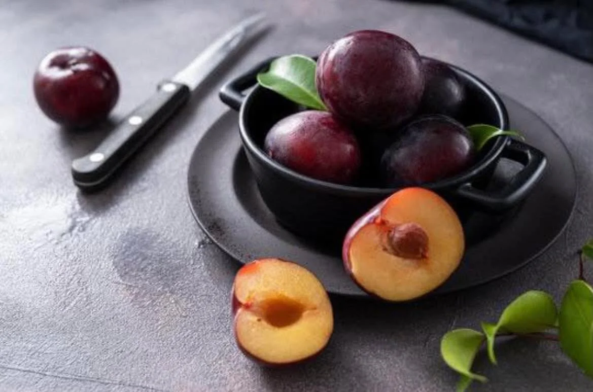 Plums Rich in flavour and texture, perfect for snacking or adding to a dessert.

Red / Black Plums $ 4 a kilo 

#southbunburymarketplace #sbmarketplace #yourlocalmarketplace #buywesteatbest #supportlocal #freshandlocal