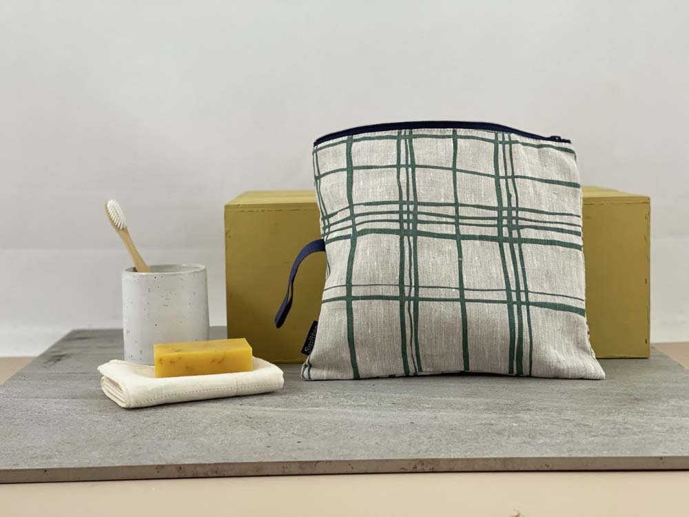 Toiletry bag plaid green2.jpg