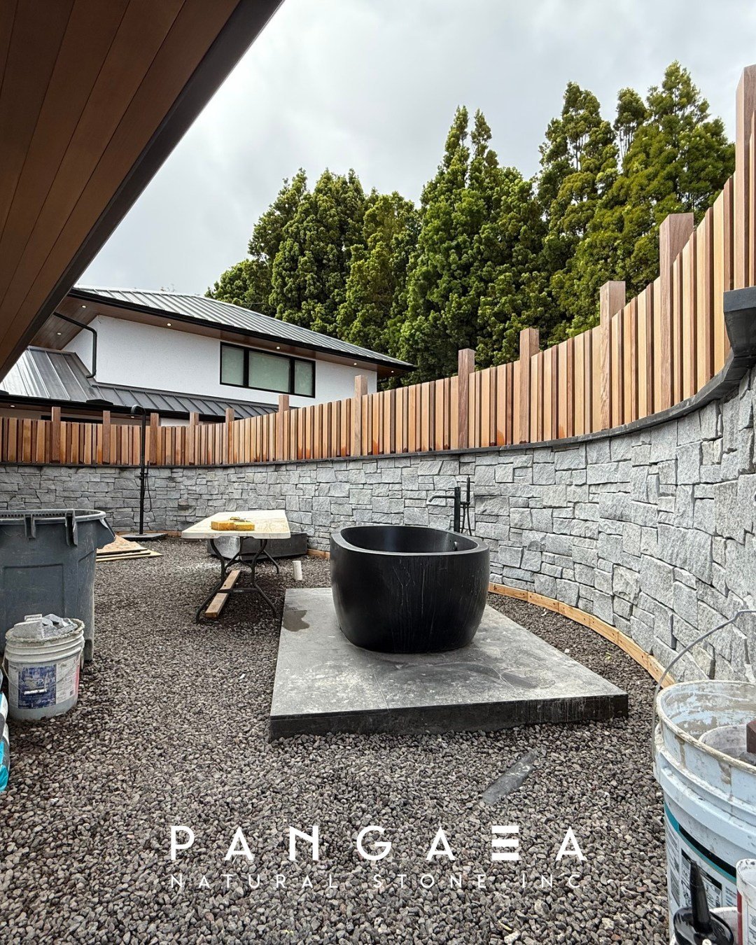 Now that&rsquo;s how you make a wall turn heads. This stunning curve was brought to life by the talented team at South Maui Builders using our Chinook Quarry Ledgestone&reg;. Smooth lines, rugged texture, and serious craftsmanship&mdash;this outdoor 