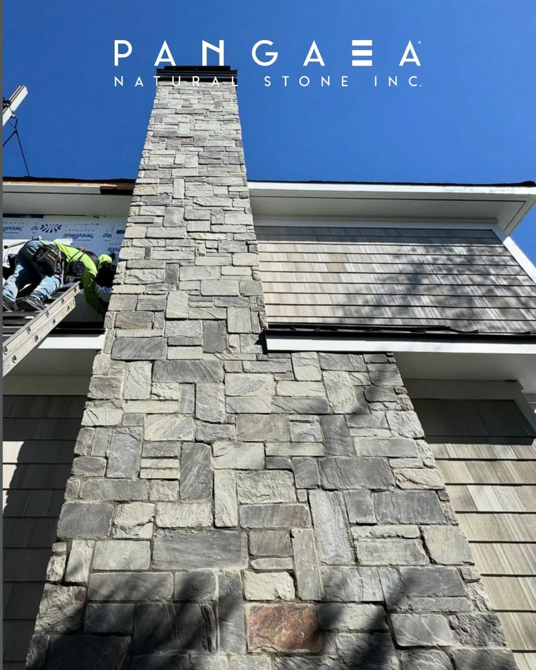 This tall drink of stone is serving major curb appeal! Our Oxford 3 Course Ashlar brings all the texture and dimension to this chimney, and we&rsquo;re loving the mix of shapes and tones. Hats off to Flores &amp; Co. @&zwnj;floresbuilt for the clean 