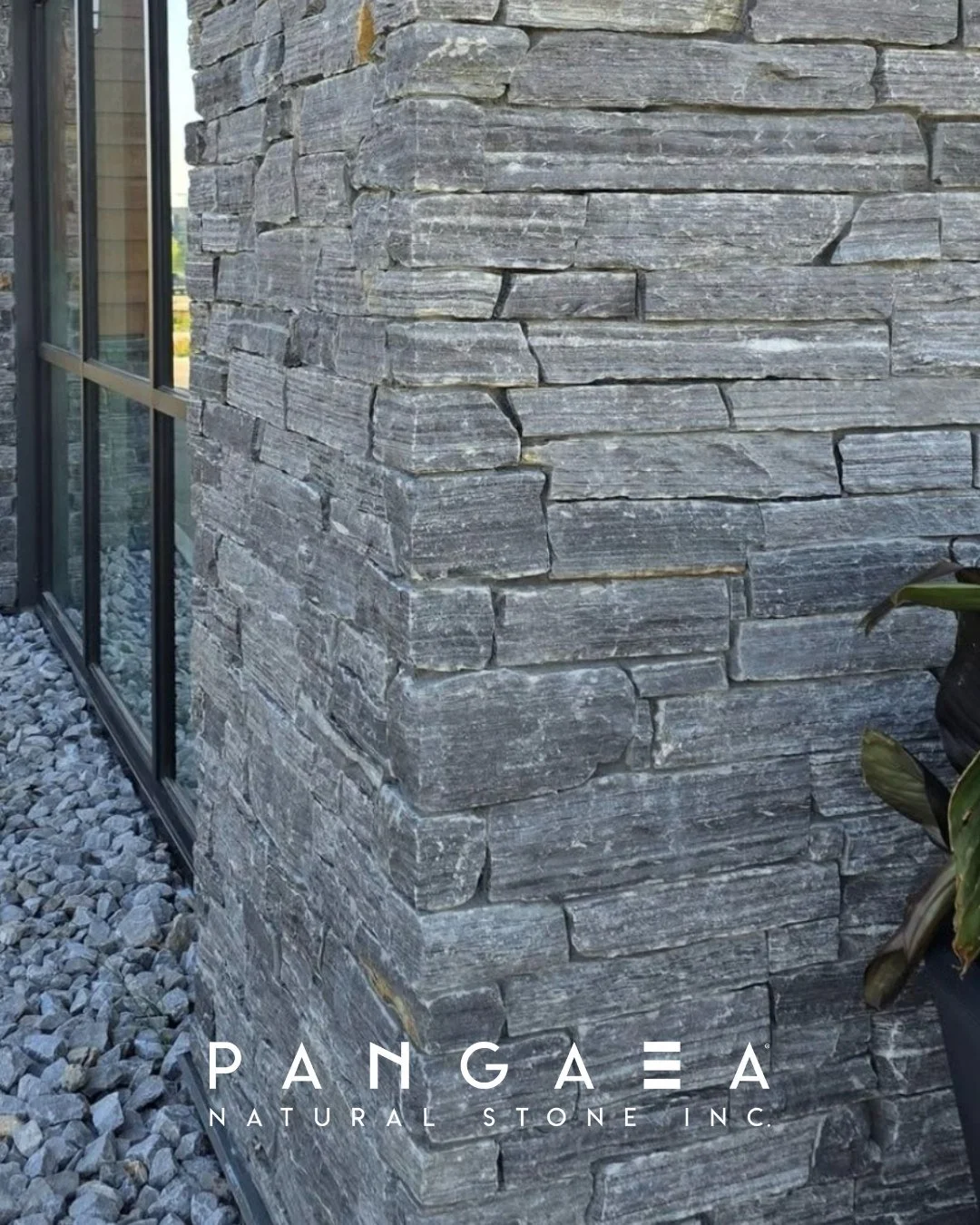 This corner&rsquo;s serving serious edge.⁠

Our WestCoast&reg; Ledgestone brings bold texture and cool confidence to this modern build, proving once again that details make the design.⁠
⁠
Thanks to Mick Wells at SBI Natural Stone for capturing the lo