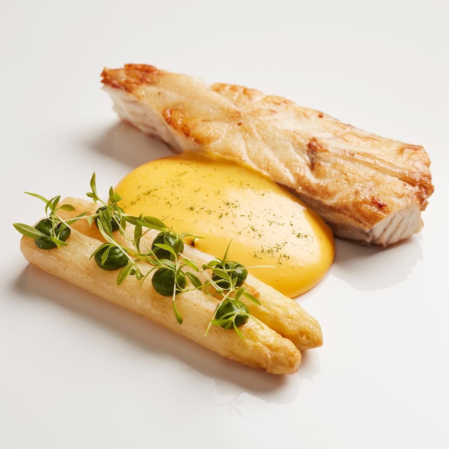 💌 Join our team! 

We are looking for Pastry Demi Chef, Barman and Chef de Rang.

Send your CV to edwina@le-gaveoche.com to become a part of our story!

📸: Darne de Turbot R&ocirc;tie, Asperges Blanches et Sauce Hollandaise (Roast Turbot on the Bon