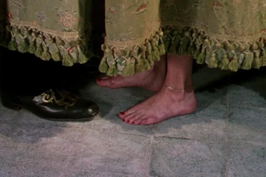 Harry (Humphrey Bogart) first glimpse of Maria (Ava Gardner) is of her bare feet. Hence, the “barefoot contessa.”