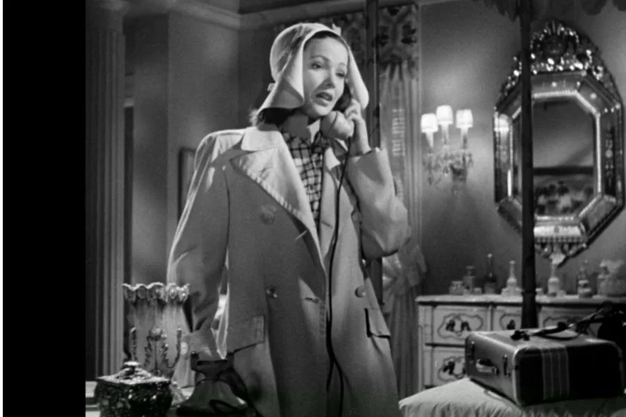 Image of Gene Tierney wearing a trenchcoat in Laura (1944)