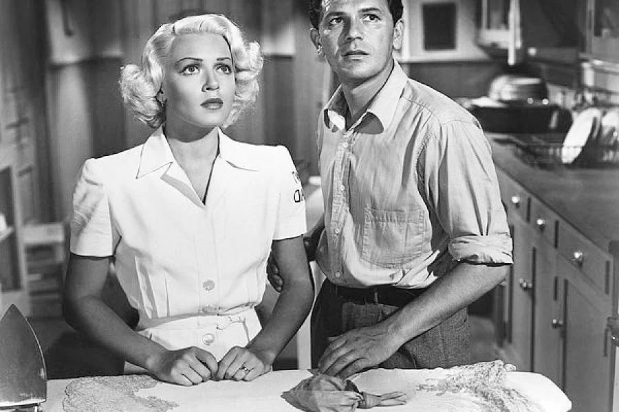 Image of Lana Turner wearing a 1940s shirtdress