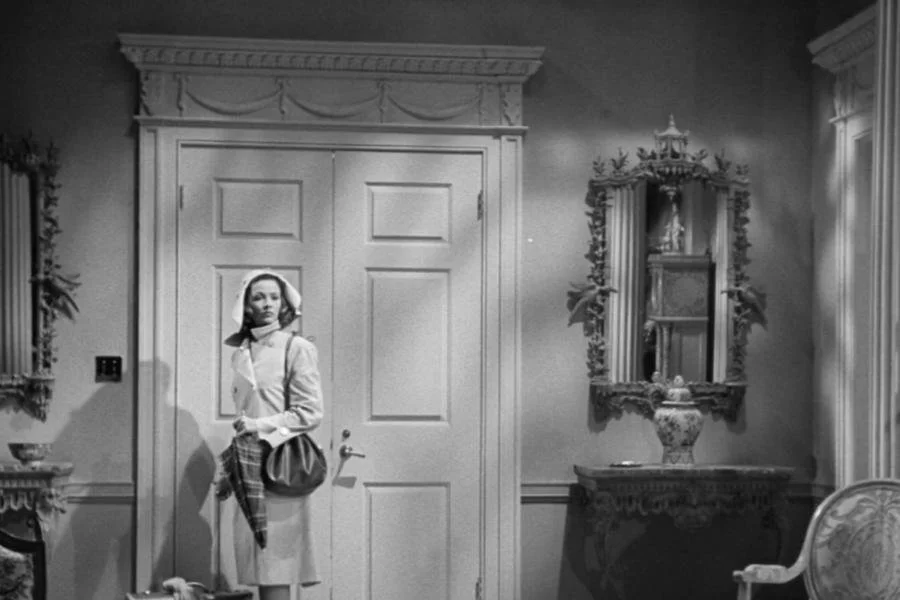 Image of Gene Tierney wearing a trenchcoat in Laura (1944)
