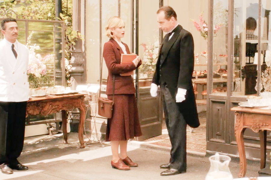 Image of Lily James wearing 1930s fashion in the movie "Rebecca"