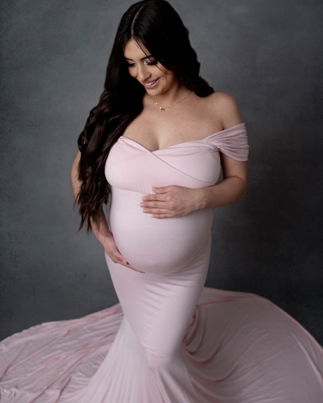 This momma rocked this session and looked stunning in this pink gown ❤️