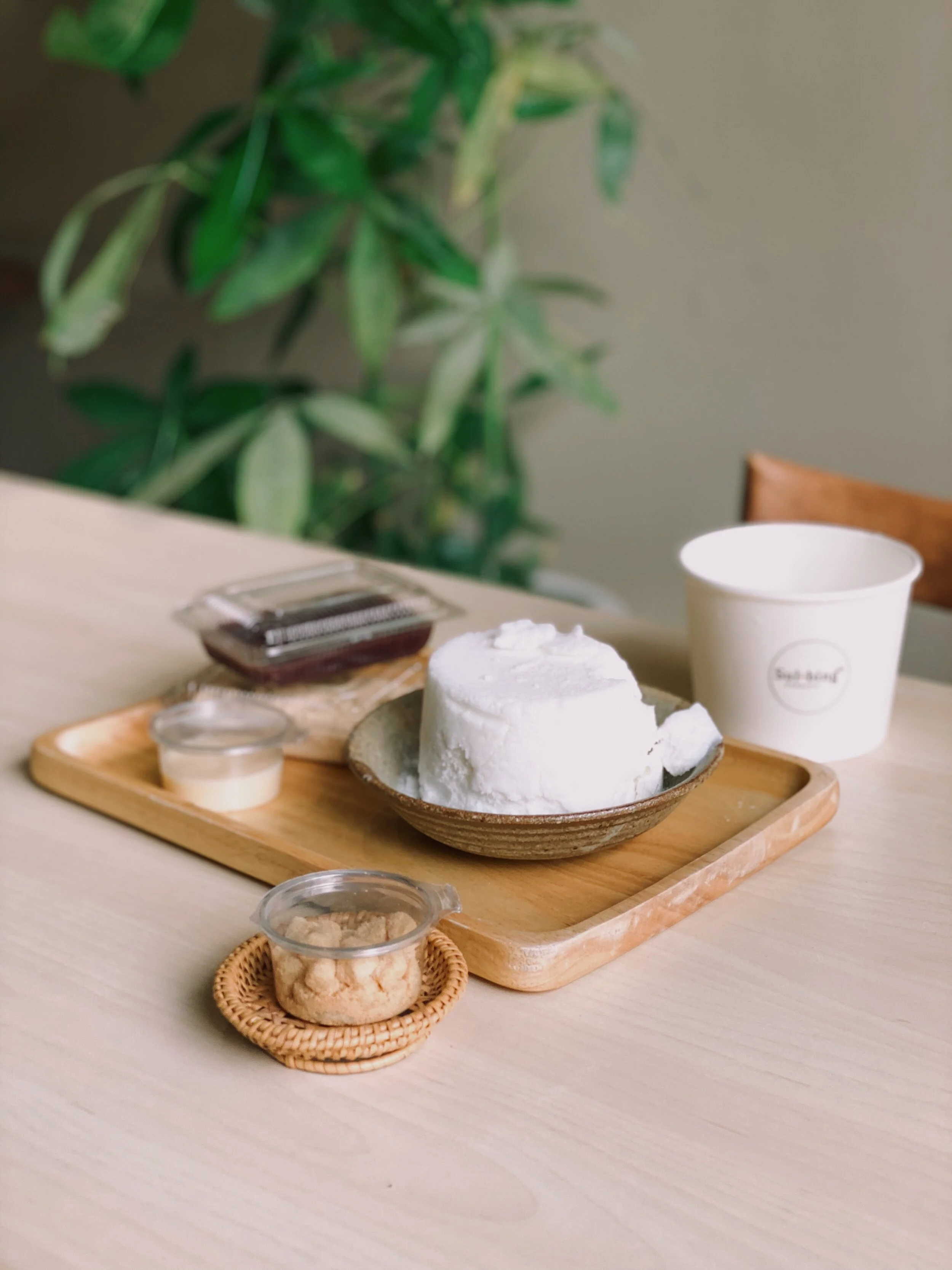 1. Prepare a flat bowl and pour in the shaved ice
