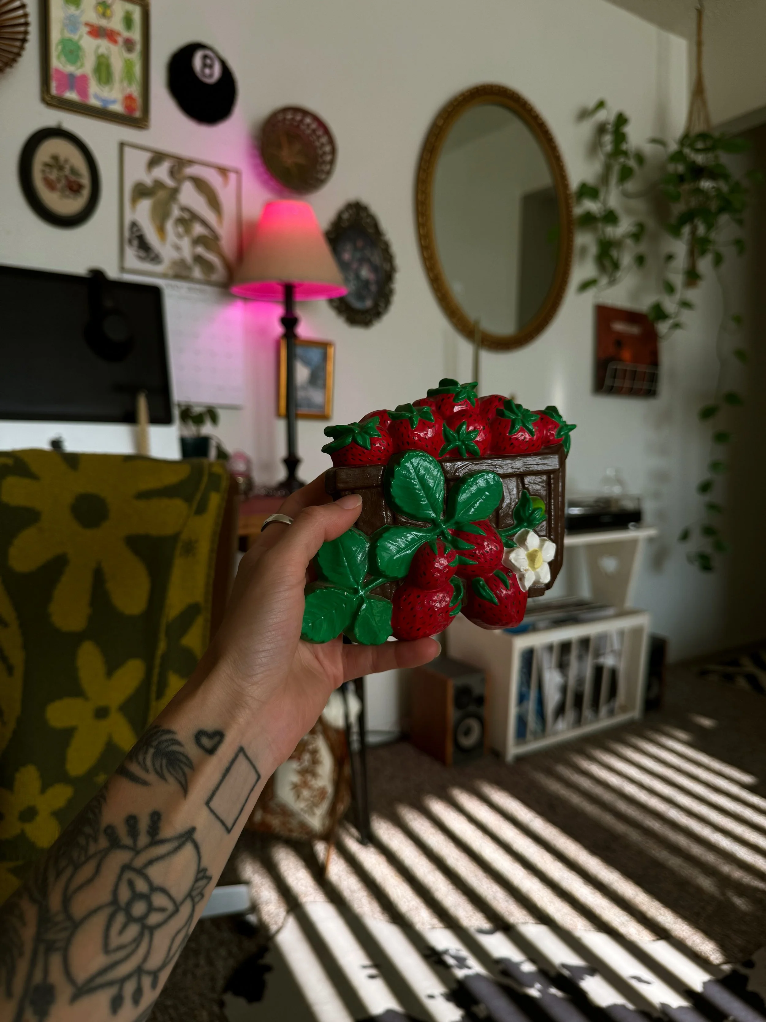 Vtg Ceramic Strawberries Basket Plaque