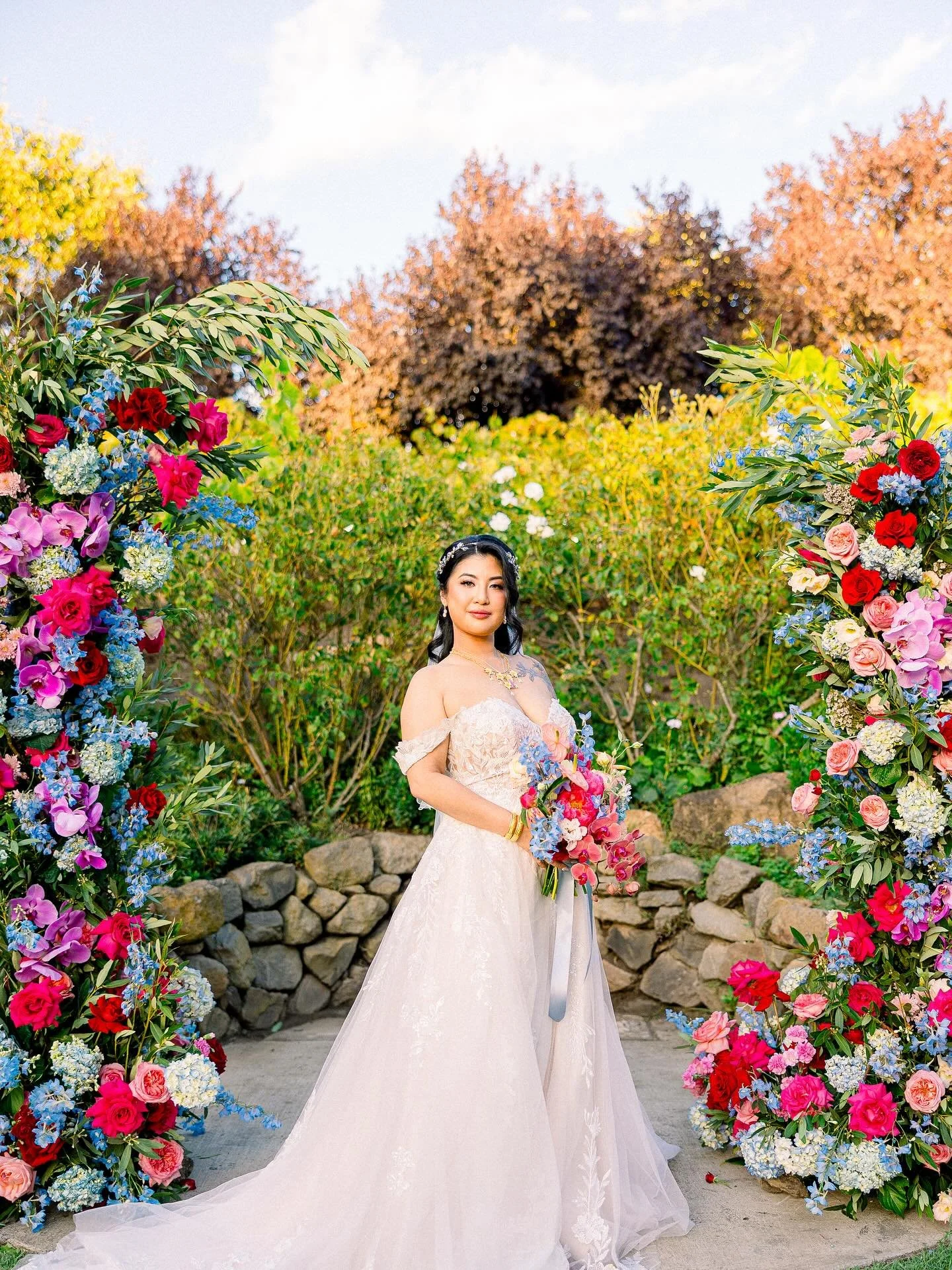 Started October with a special wedding! Our cousin got married & we got to make her flowers!! 
ππ©΅
.
.
.
Florals: @diosablooms 
Photographer: @figwillowstudios 
Venue: @chardonnaygolf