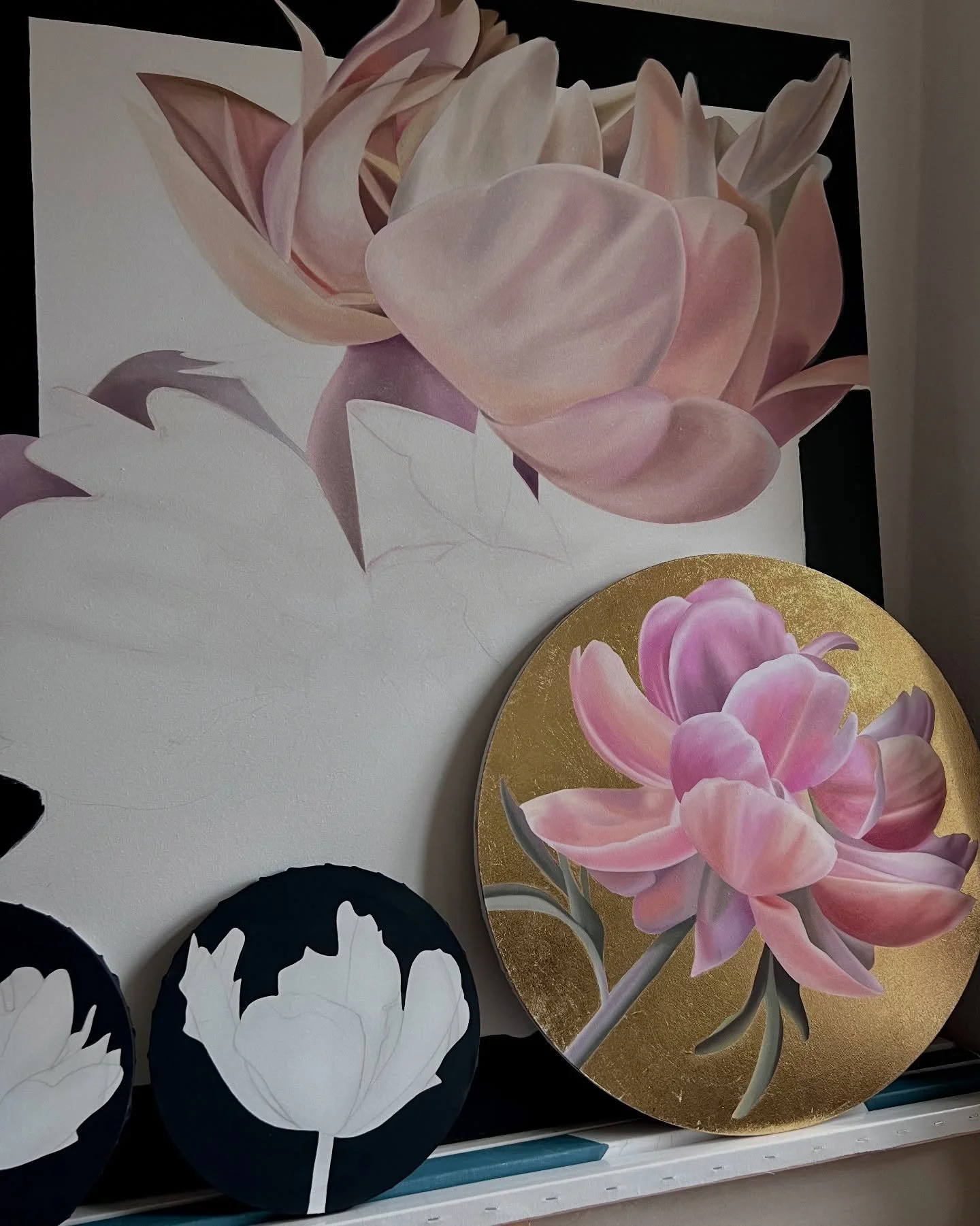 Hello, April 🌸

A fresh month full of new ideas, soft blooms, and colors waiting to come alive on canvas. 🎨✨

#artinprocess #ildzeose #floralpaintings
