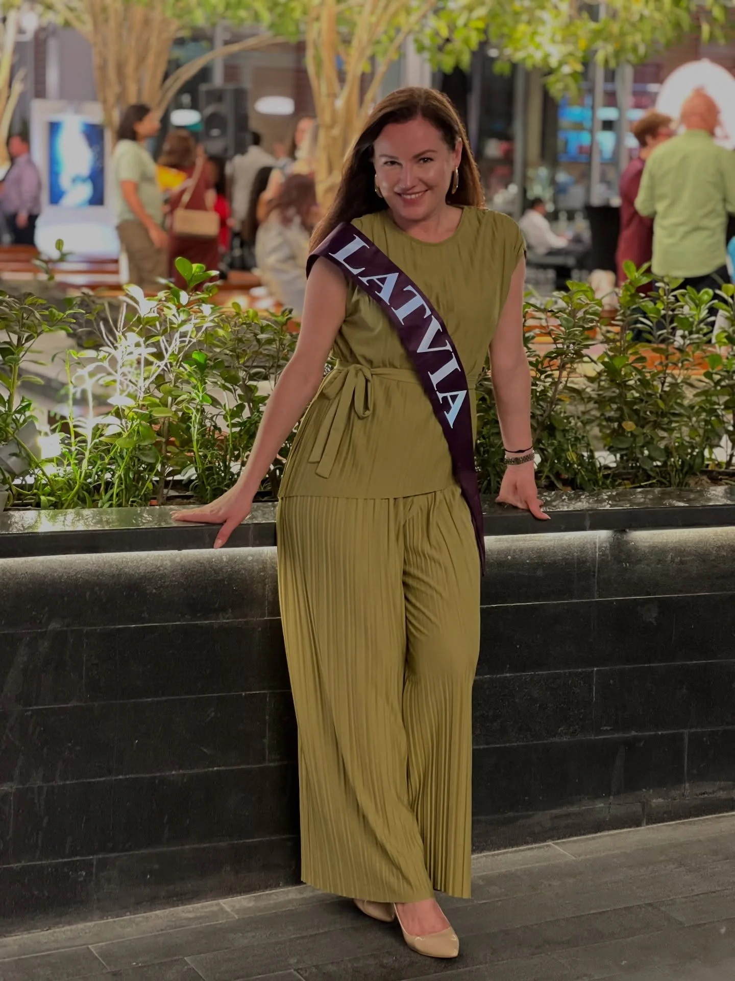 Exactly one year ago, I was in Dubai - a moment that still feels like a dream. We were celebrating women in art at the 8th International Art Exhibition ART CONNECTS WOMEN, organized by @zeearts_gallery, supported by a patronage by @unesco. I had the 