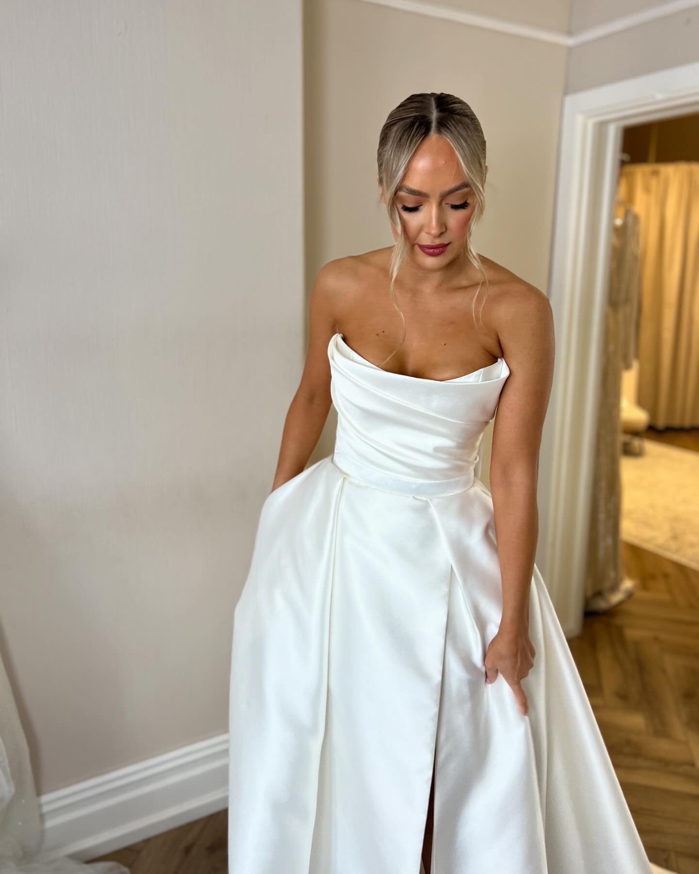 So fresh and so clean✨ here for a limited time only. Karen Willis Holmes has re-entered the building! We are so excited as we know so many of our brides missed the first trunk show. 
Pictured : Georgia wears the Lou Lou bodice and the Elizabeth skirt