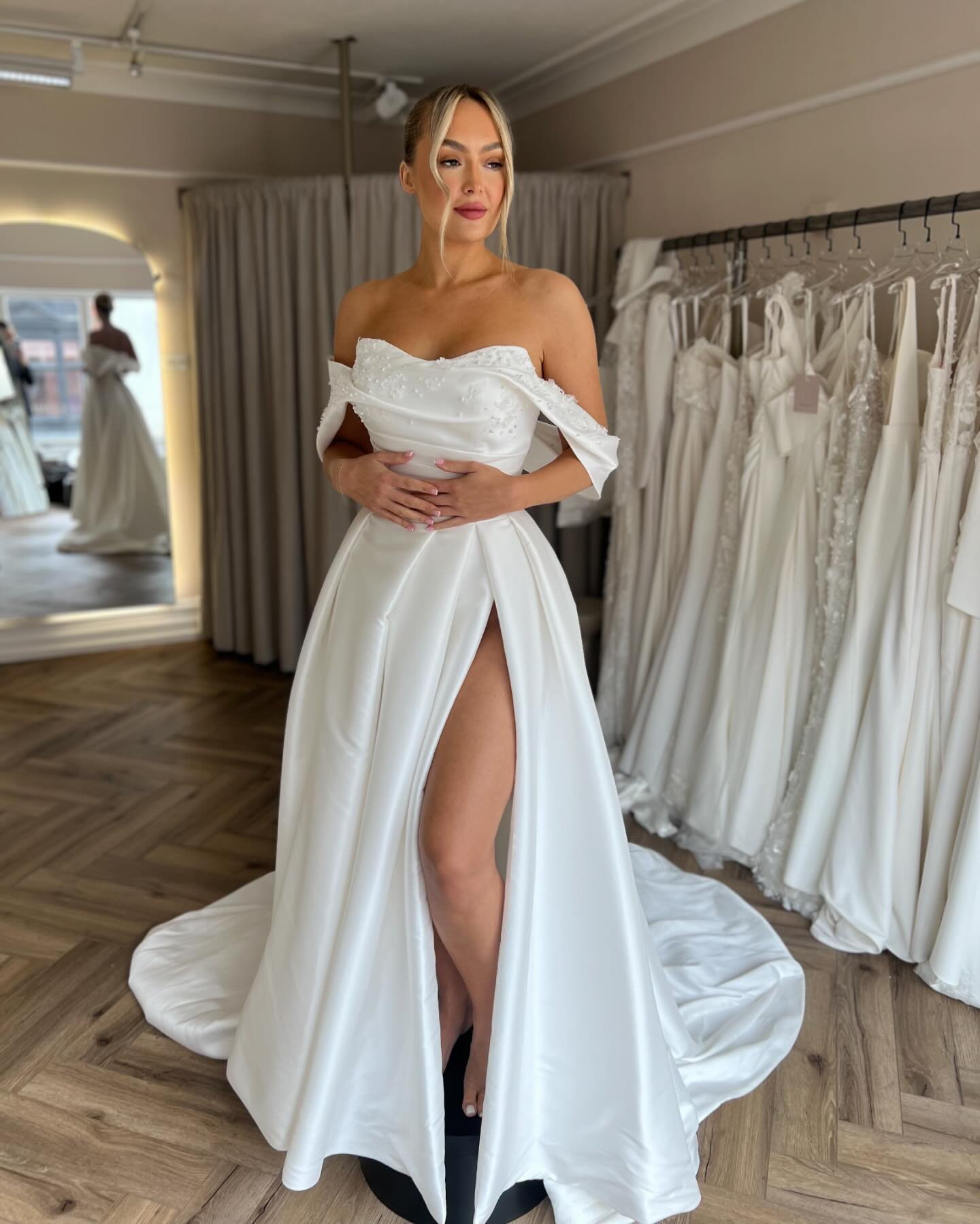 N E W &bull; D R E S S ✨ girls, meet &lsquo;exquisite&rsquo; 🤍 elegant pearls scattered across her off-the-shoulder neckline. Beautifully structured bodice and pleated skirt with a thigh high slit😍
Swoon ✨
&bull;
&bull;
&bull;
#modernbride #pearlwe