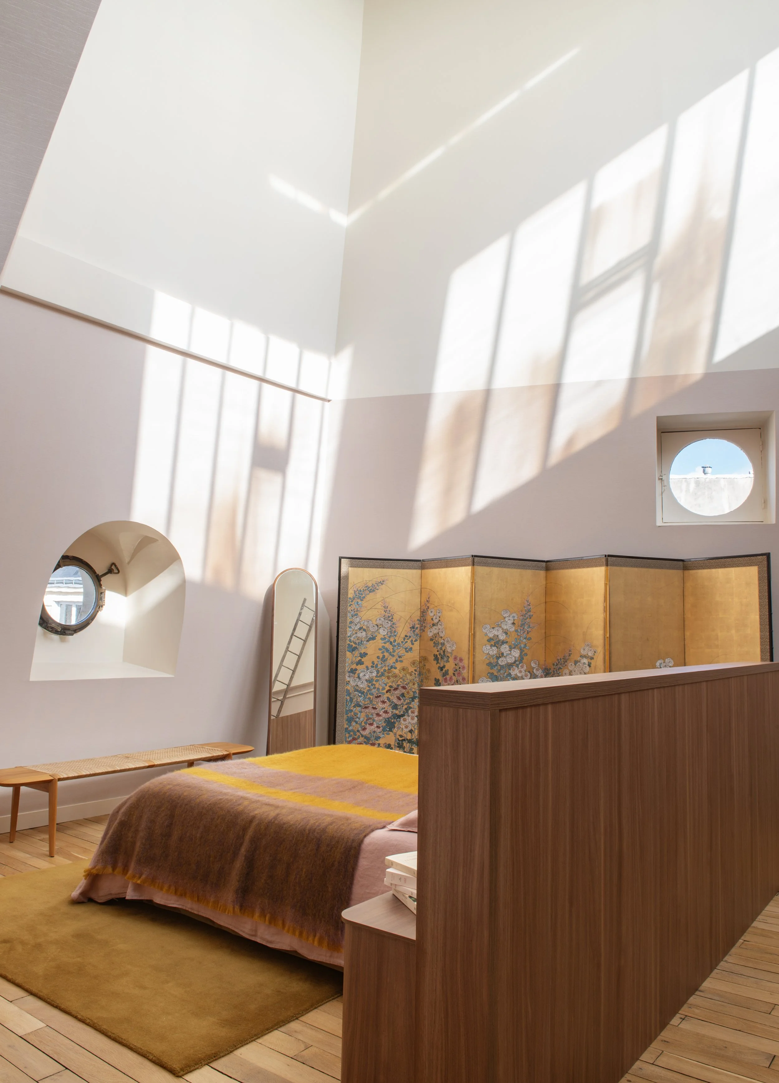 Vue d'ensemble de la chambre parentale d'un appartement haussmannien, Paris 7e - Maison Babel, architectes d'intérieur à Paris