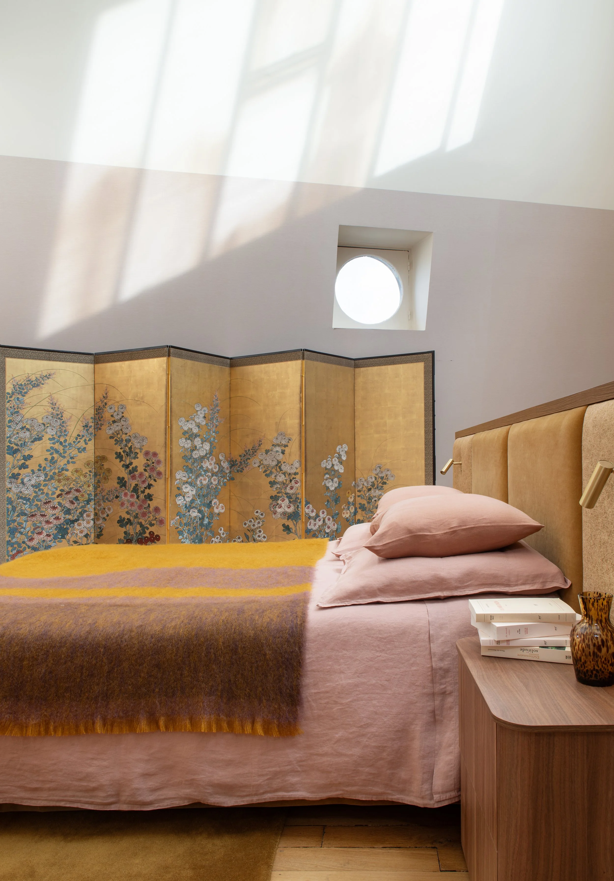 Chambre parentale d'un appartement haussmannien, Paris 7e - Maison Babel, architectes d'intérieur à Paris