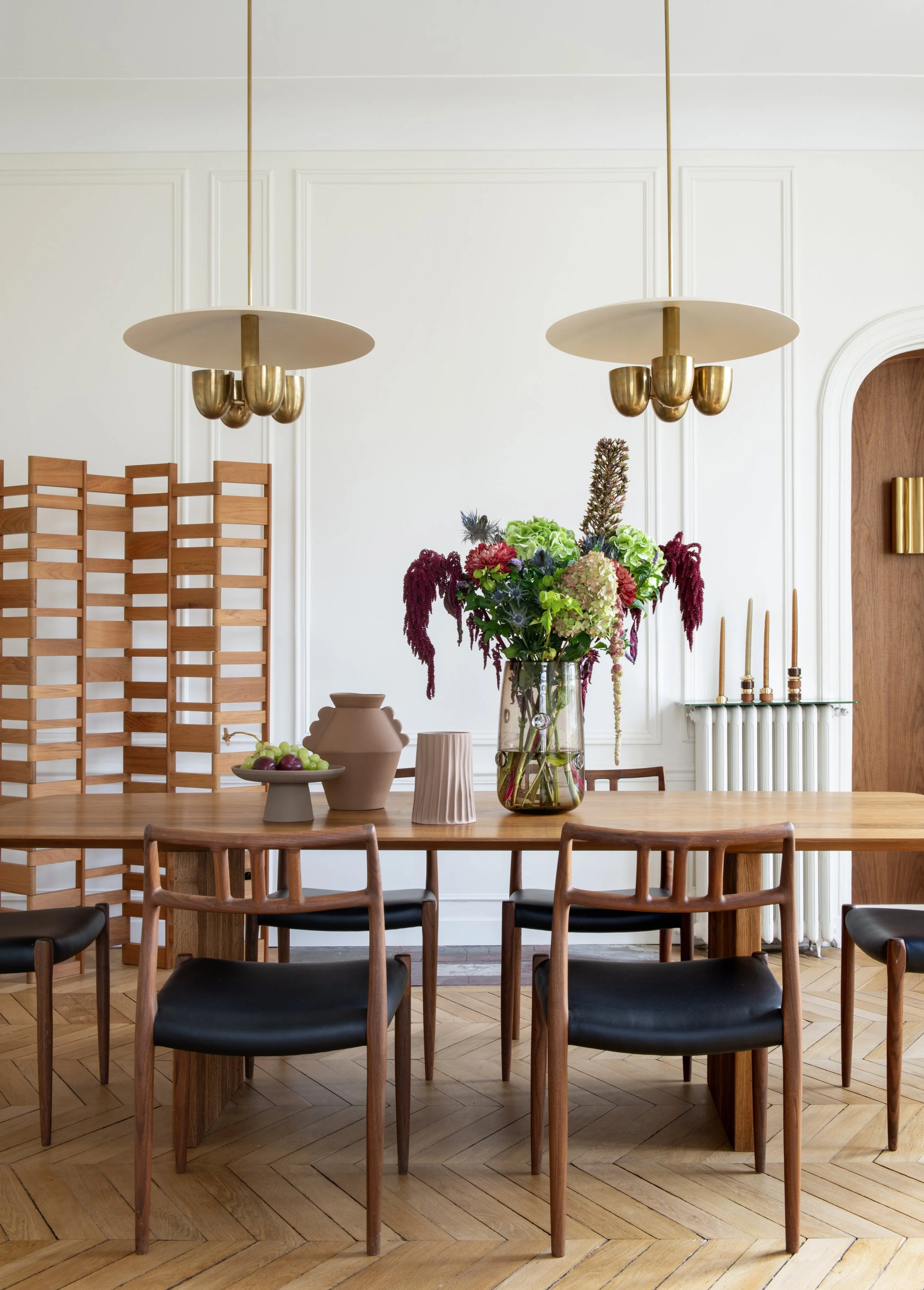 Salle à manger lumineuse d'un appartement haussmannien, Paris 7e - Maison Babel, architectes d'intérieur à Paris