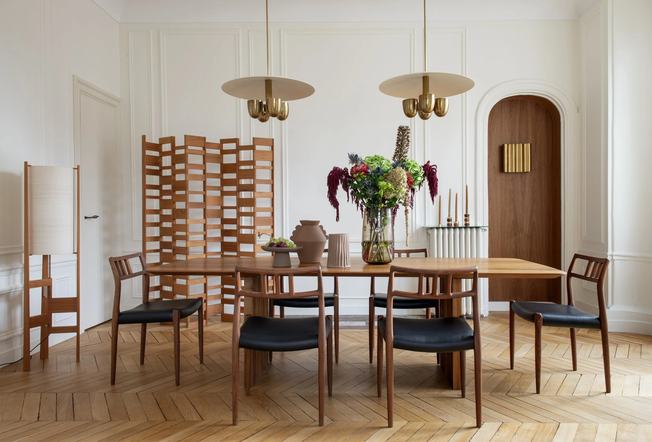 Salle à manger chaleureuse d'un appartement haussmannien - Maison Babel, architecte d'intérieur Paris