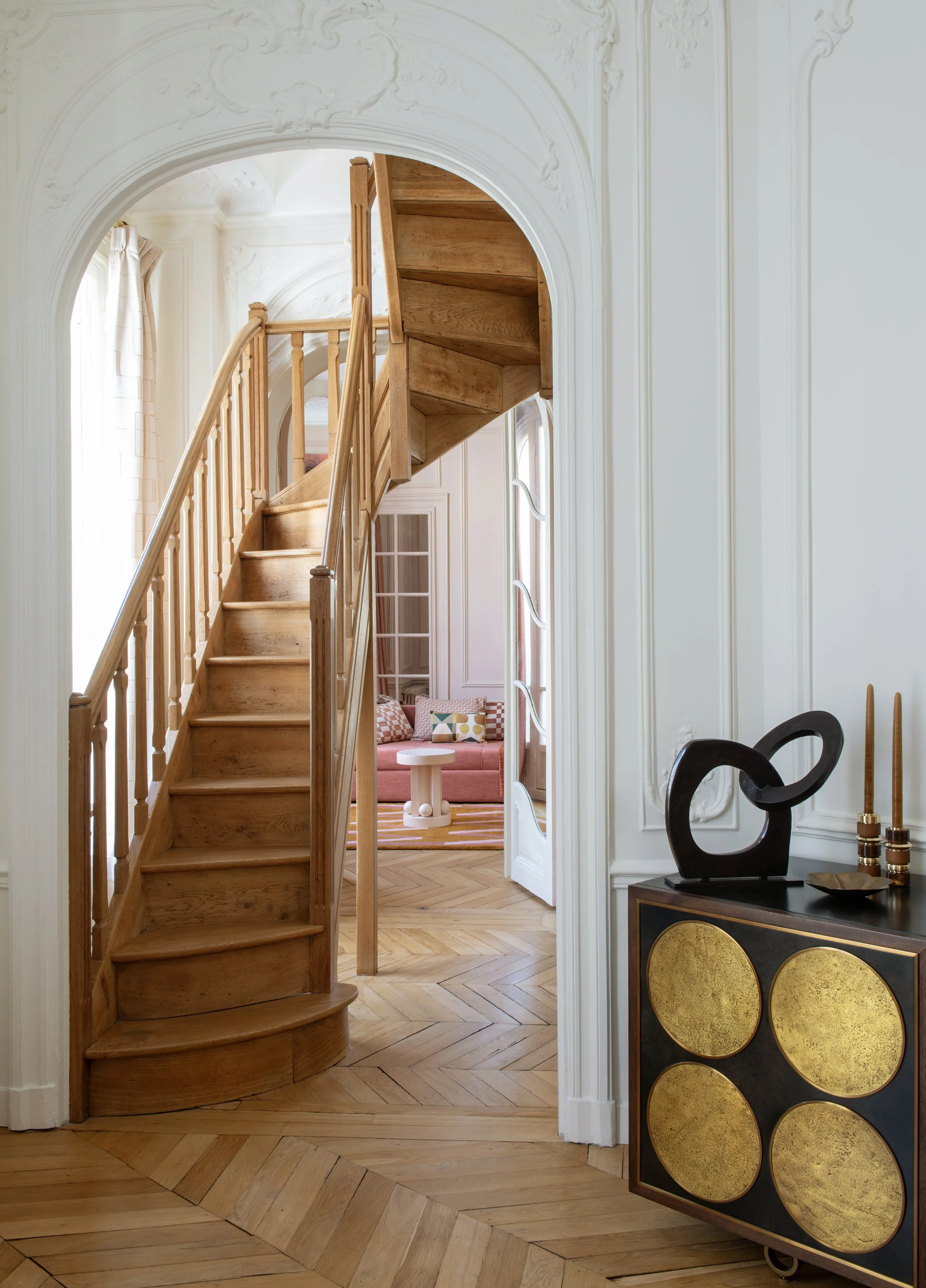 Escalier en bois menant à la chambre parentale d'un appartement haussmannien, Paris 7e - Maison Babel, architectes d'intérieur à Paris