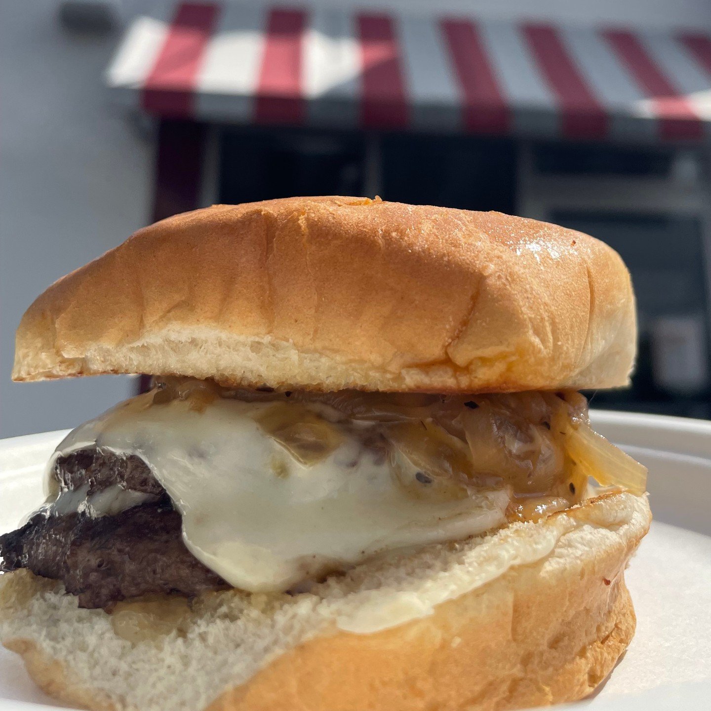 Stacked like the good old days 🍔🧅
Double cheeseburger, sizzling fried onions, and a grilled bun&mdash; simple, classic, and always hits the spot!

#whitehutclassic #whitehut #cheeseburger #doublecheeseburger #friedonions