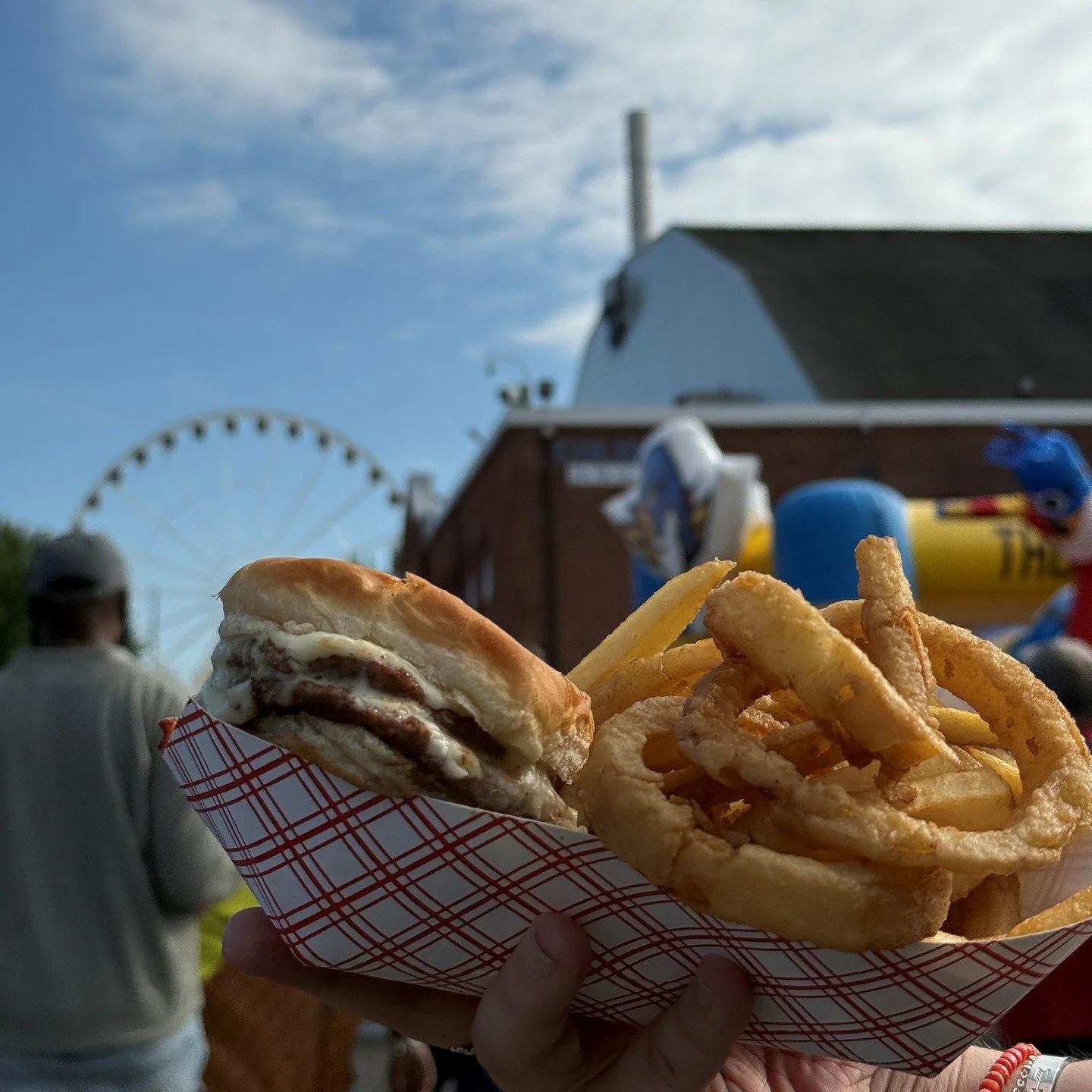 🎡 It&rsquo;s the LAST weekend of The Big E! 🎡
 Don&rsquo;t miss your chance to visit The White Hut for all your favorites! Our White Hut classics alongside the best fair bites you crave! 🍔🍟✨
Join us for one last Big E weekend of food, fun, and Fa