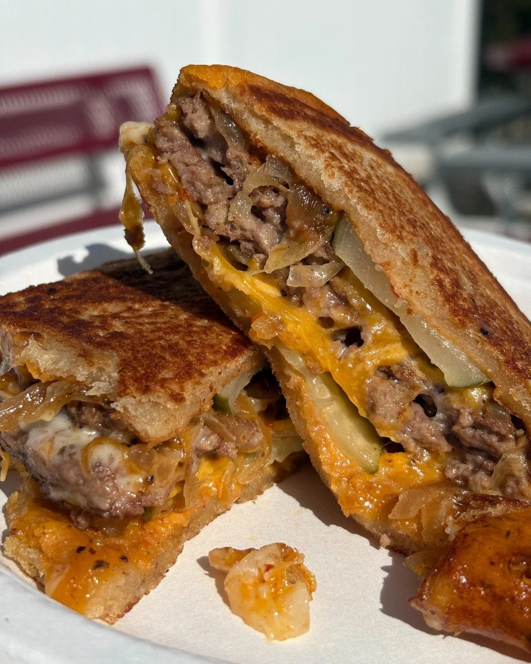 Swipe for a better look at our Fatty Melt 🍔
Single or double burger topped with cheddar, tangy spicy sauce, pickles, and fried onions all on a grilled inside-out bun 🔥
Available only in October! Try it today!
#fattymelt #whitehut