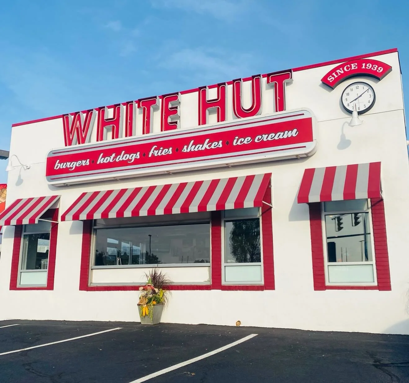 Big news!🎉 The White Hut was just recognized as Massachusetts&rsquo; Best Burger Joint by Chowhound!🍔 

We&rsquo;re honored to be featured among so many great spots and so thankful for everyone who continues to make The White Hut part of their day❤