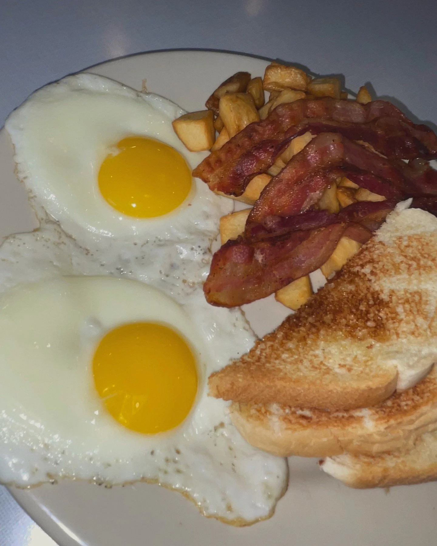 Pull up a seat, the breakfast of champions is ready 🍳🥓
Complete Breakfast Plate! Your morning, your way.